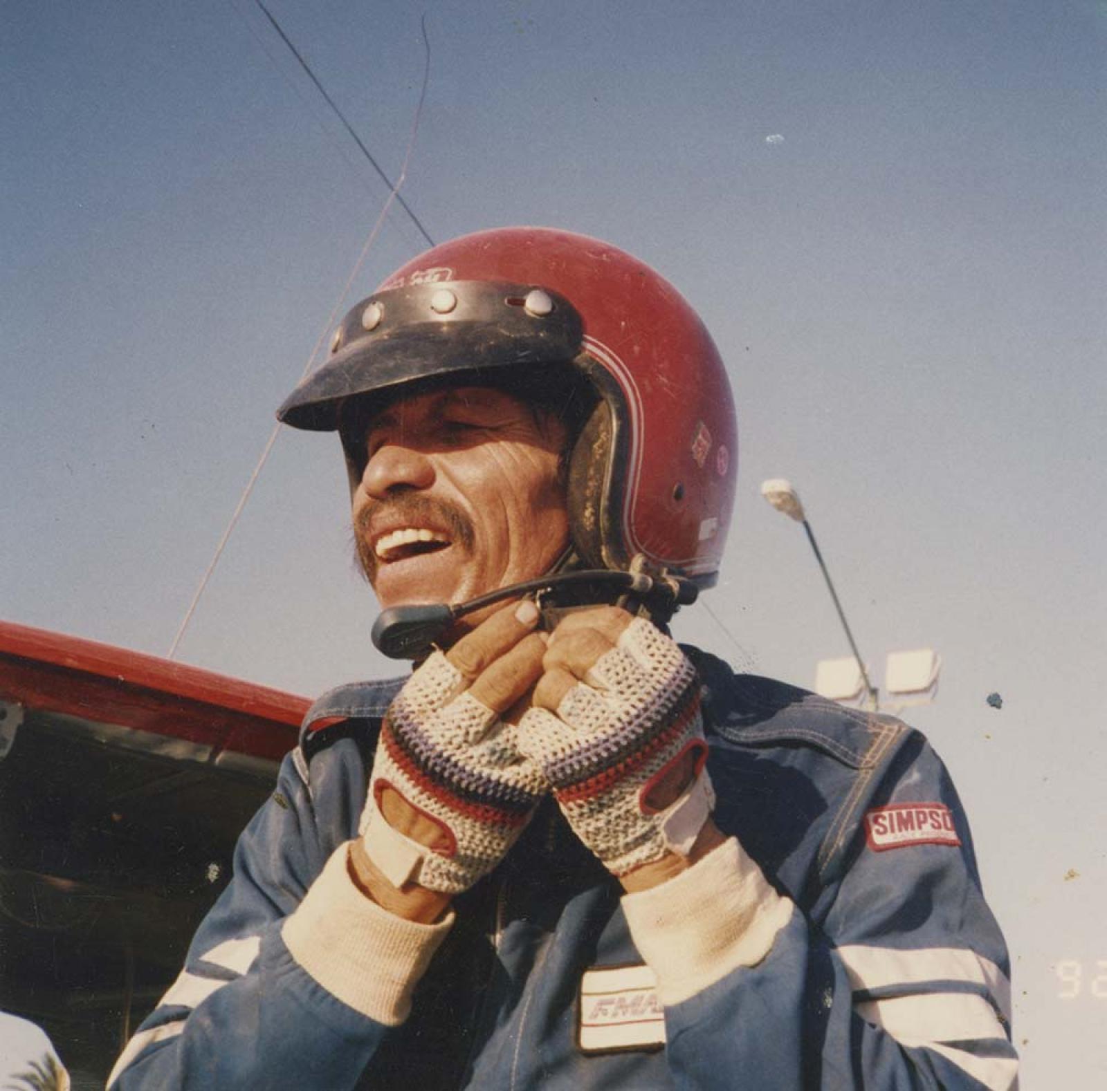 Hombre con casco, retrato.