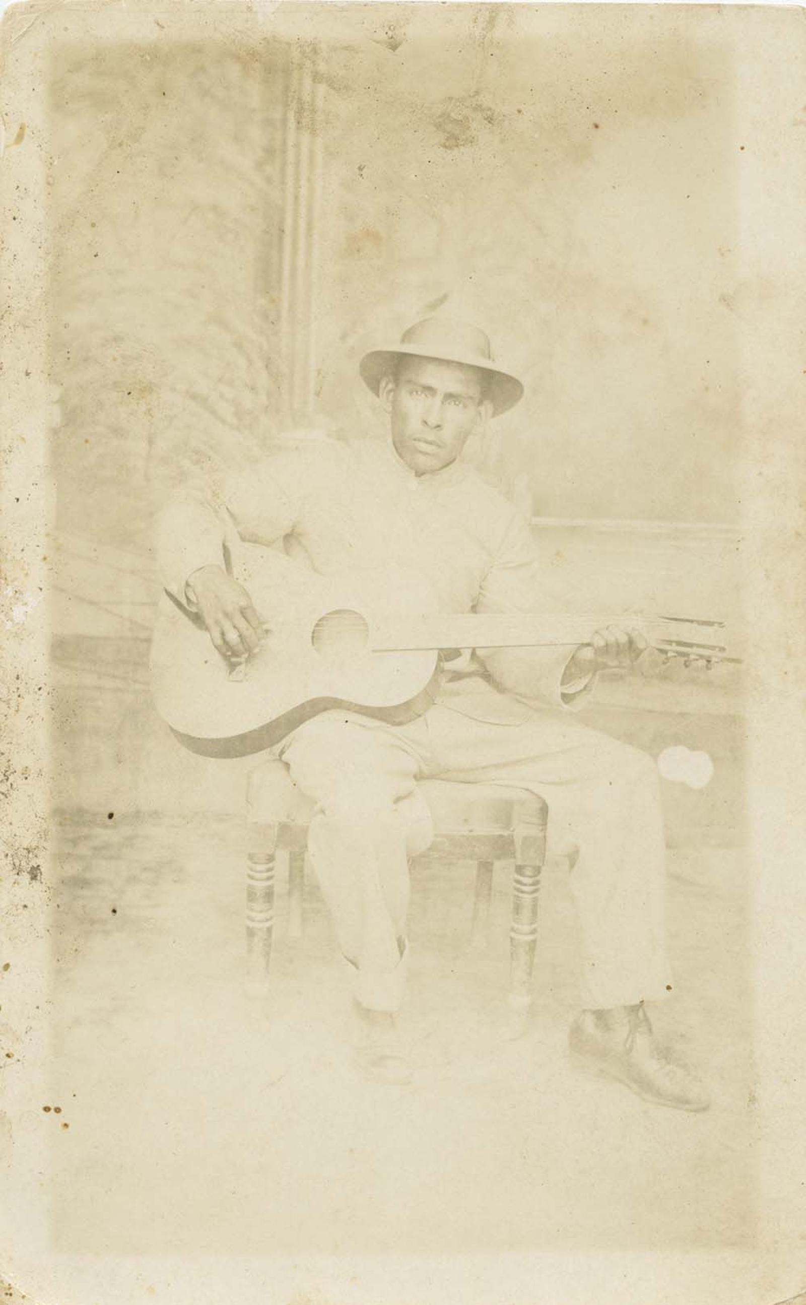 Hombre con guitarra.