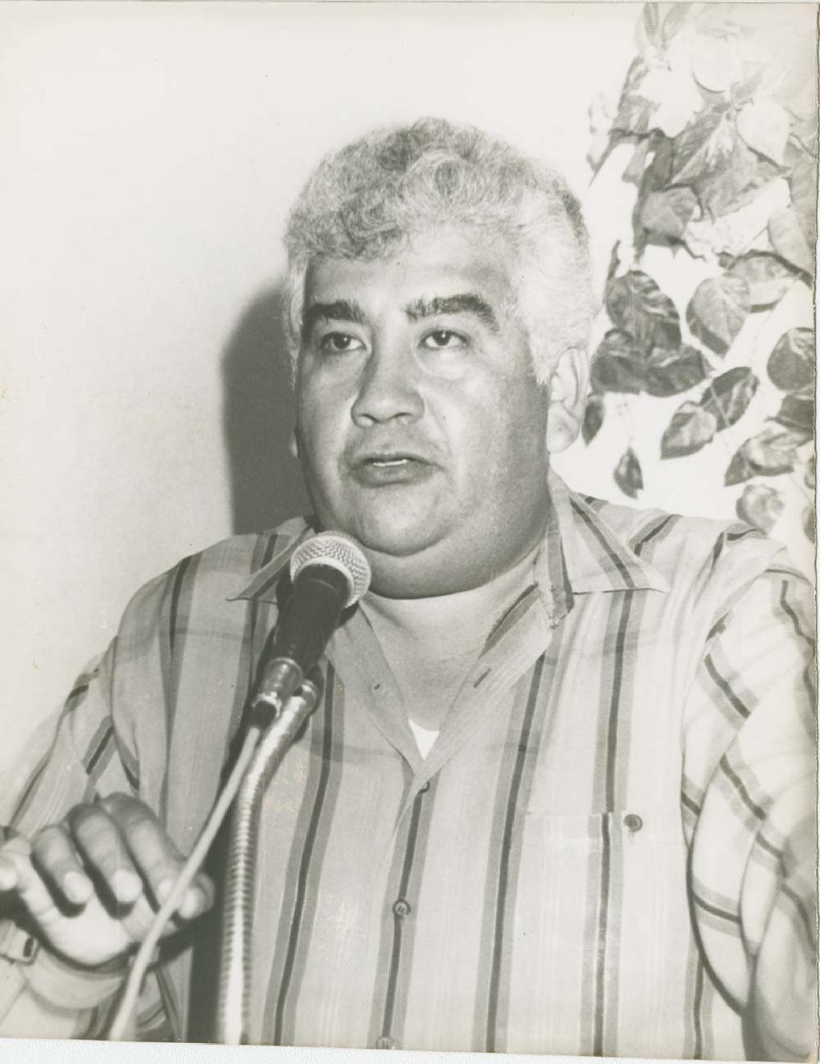 Hombre con micrófono.