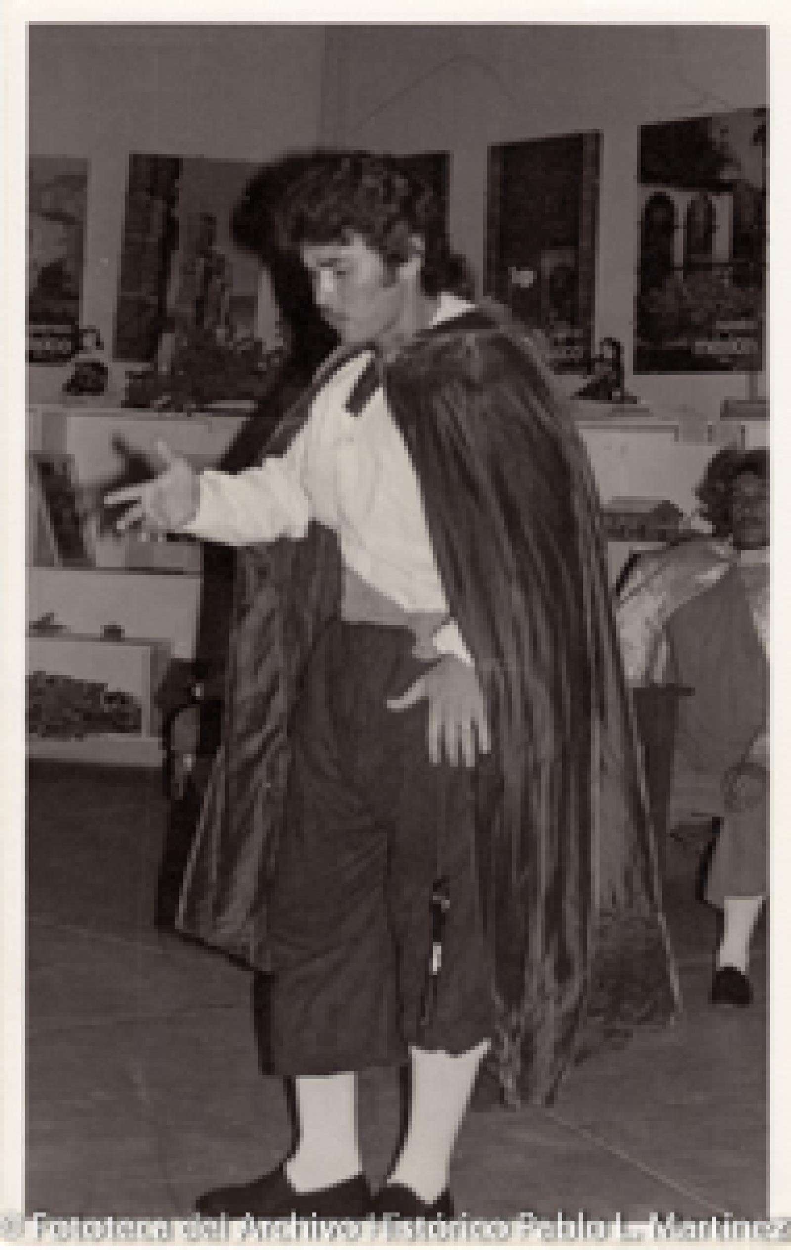 Hombre con vestimenta teatral