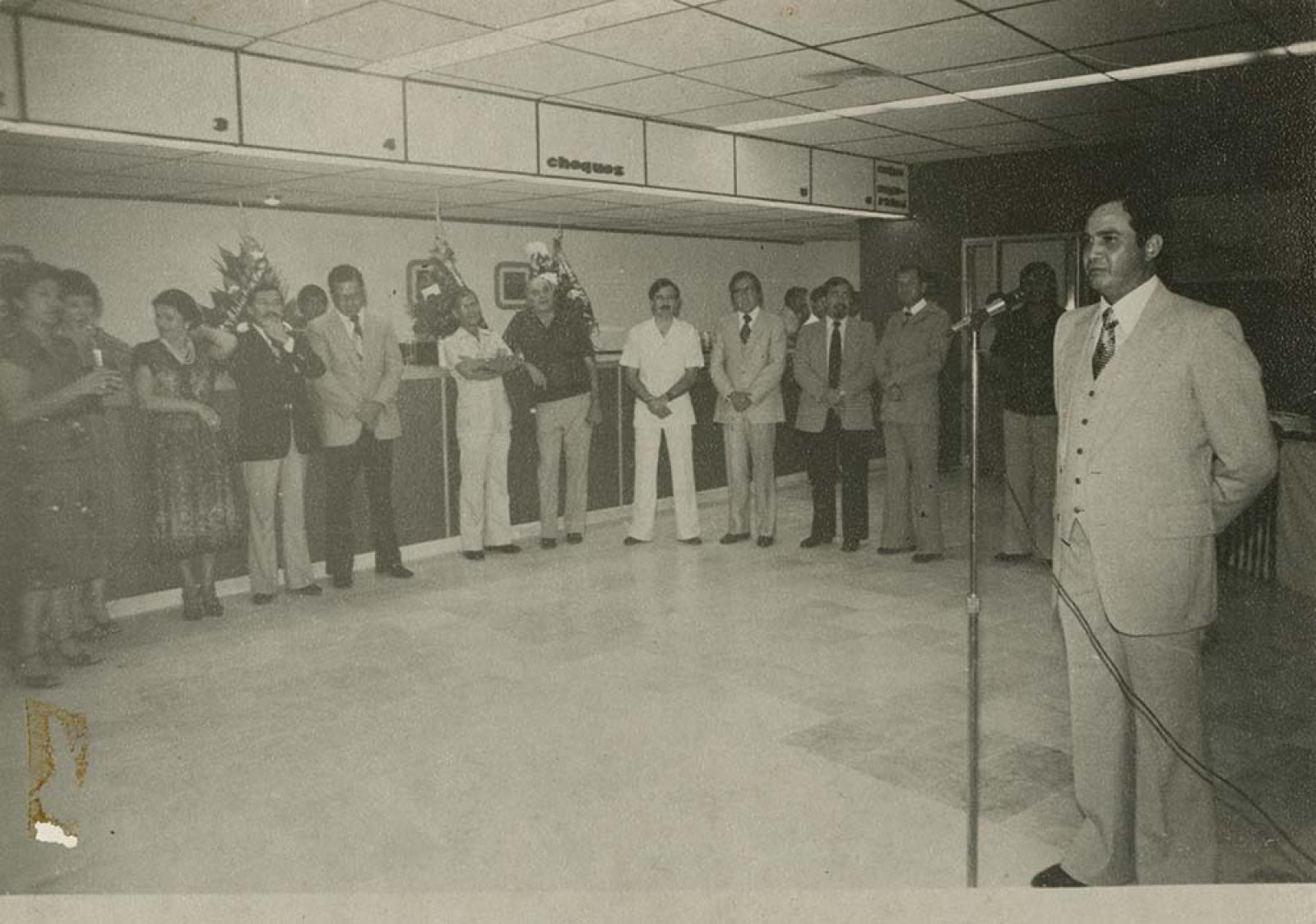 Hombre da discurso al público.