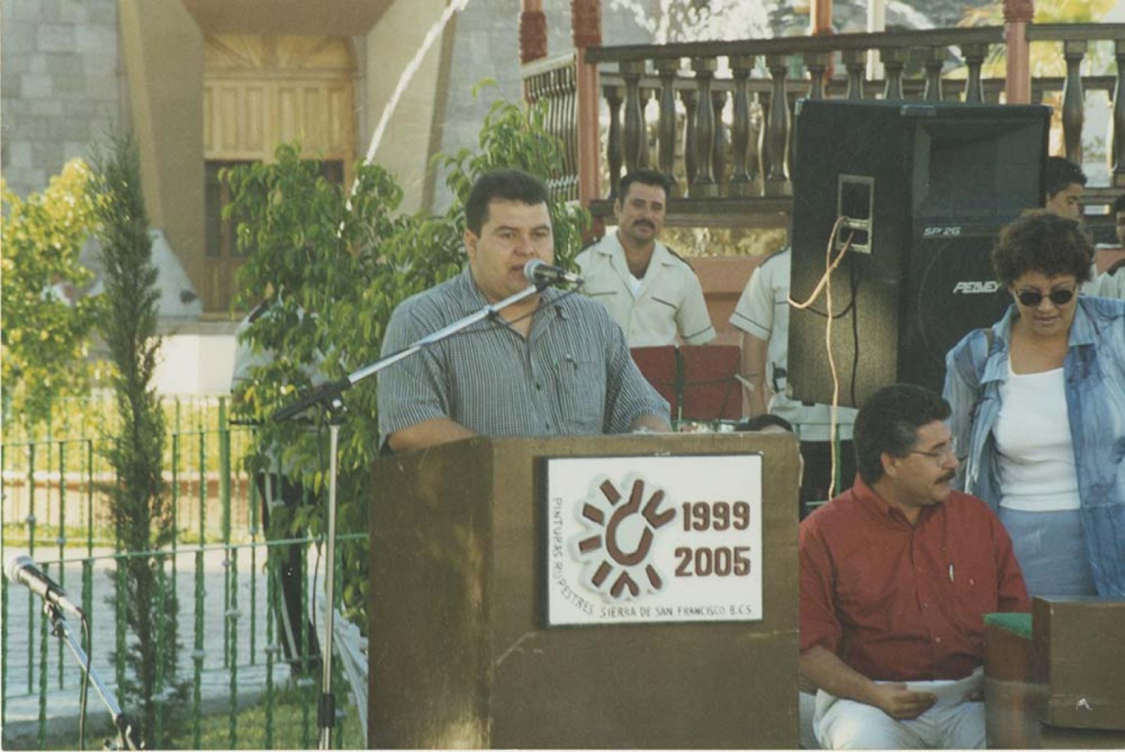 Hombre da discurso sobre pinturas rupestres de sierra de San Francisco, Baja California Sur.