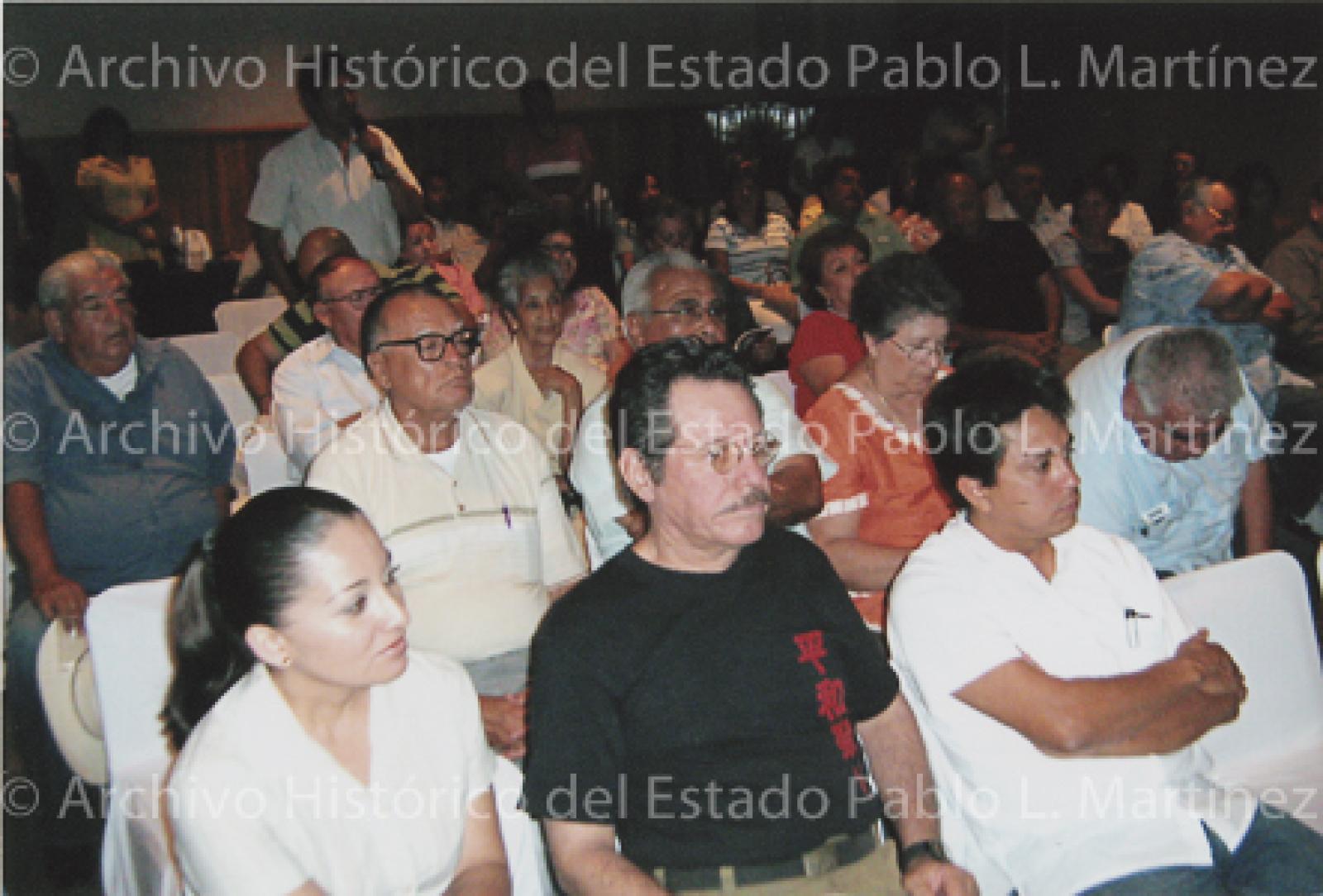 Hombre del público toma la palabra en evento del XXIX aniversario del Archivo Histórico Pablo L. Martínez.