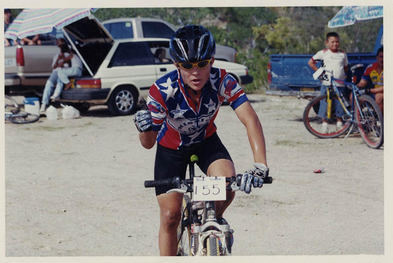 Hombre en carrera de ciclismo.