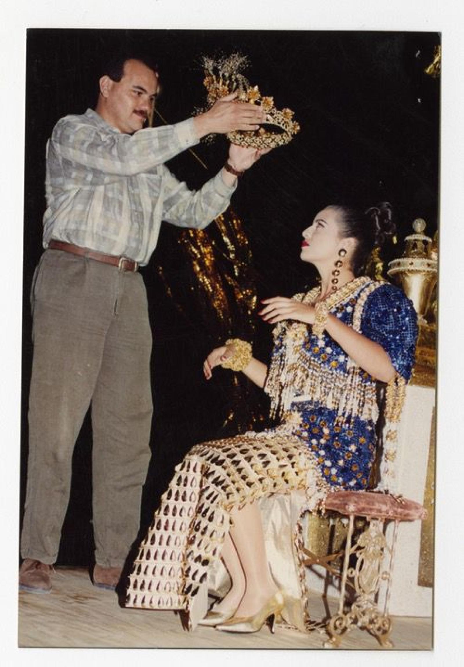 Hombre en coronación de mujer.