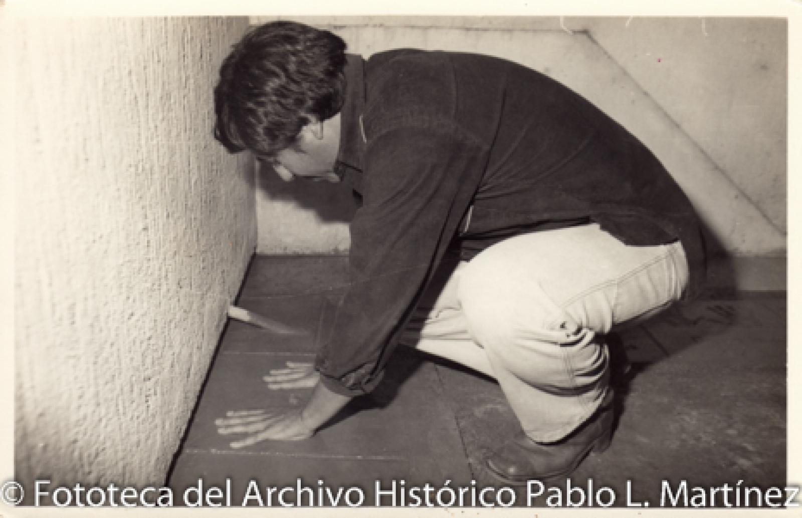 Hombre, en cuclillas.