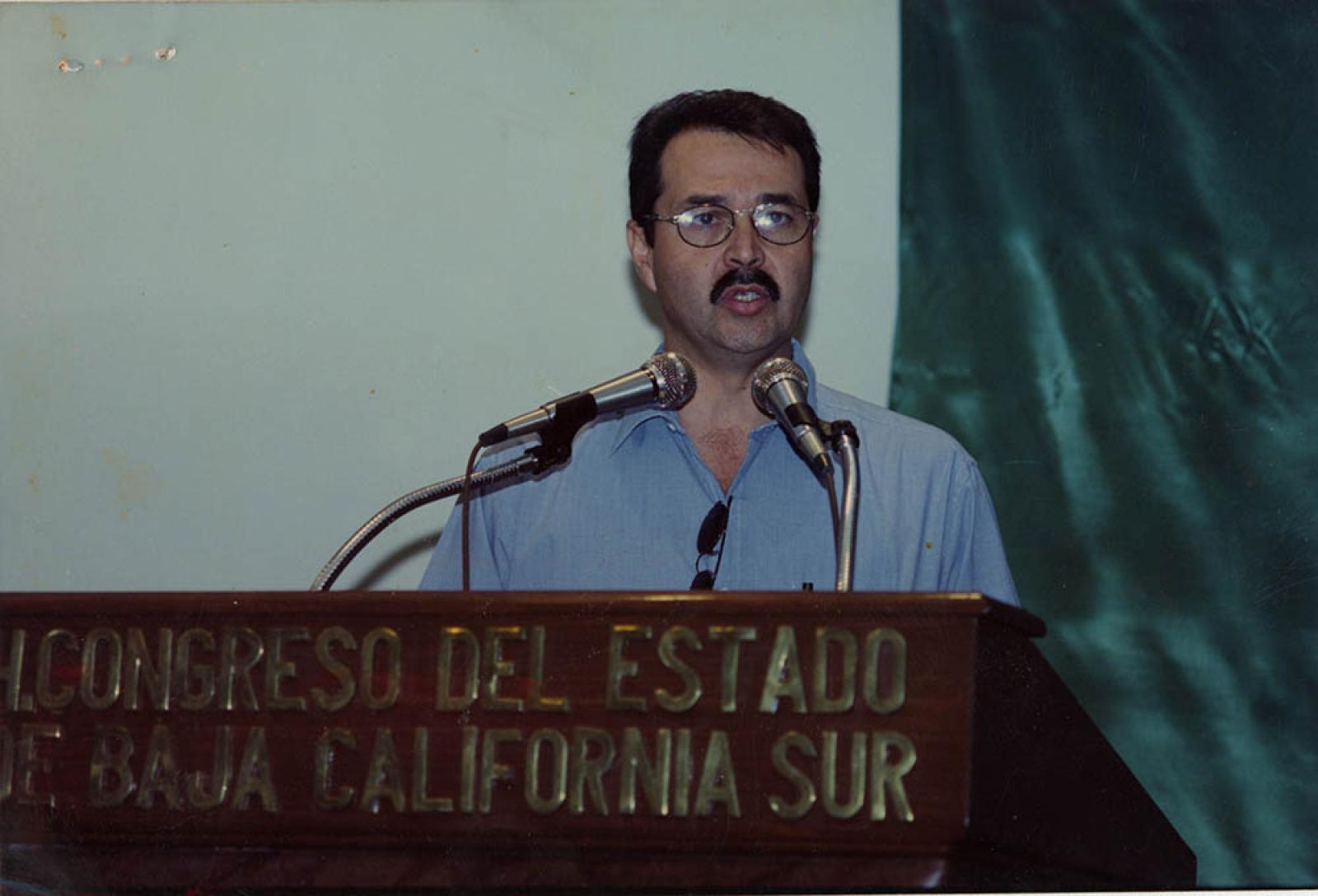 Hombre en discurso en el Congreso del Estado de Baja California Sur, retrato.