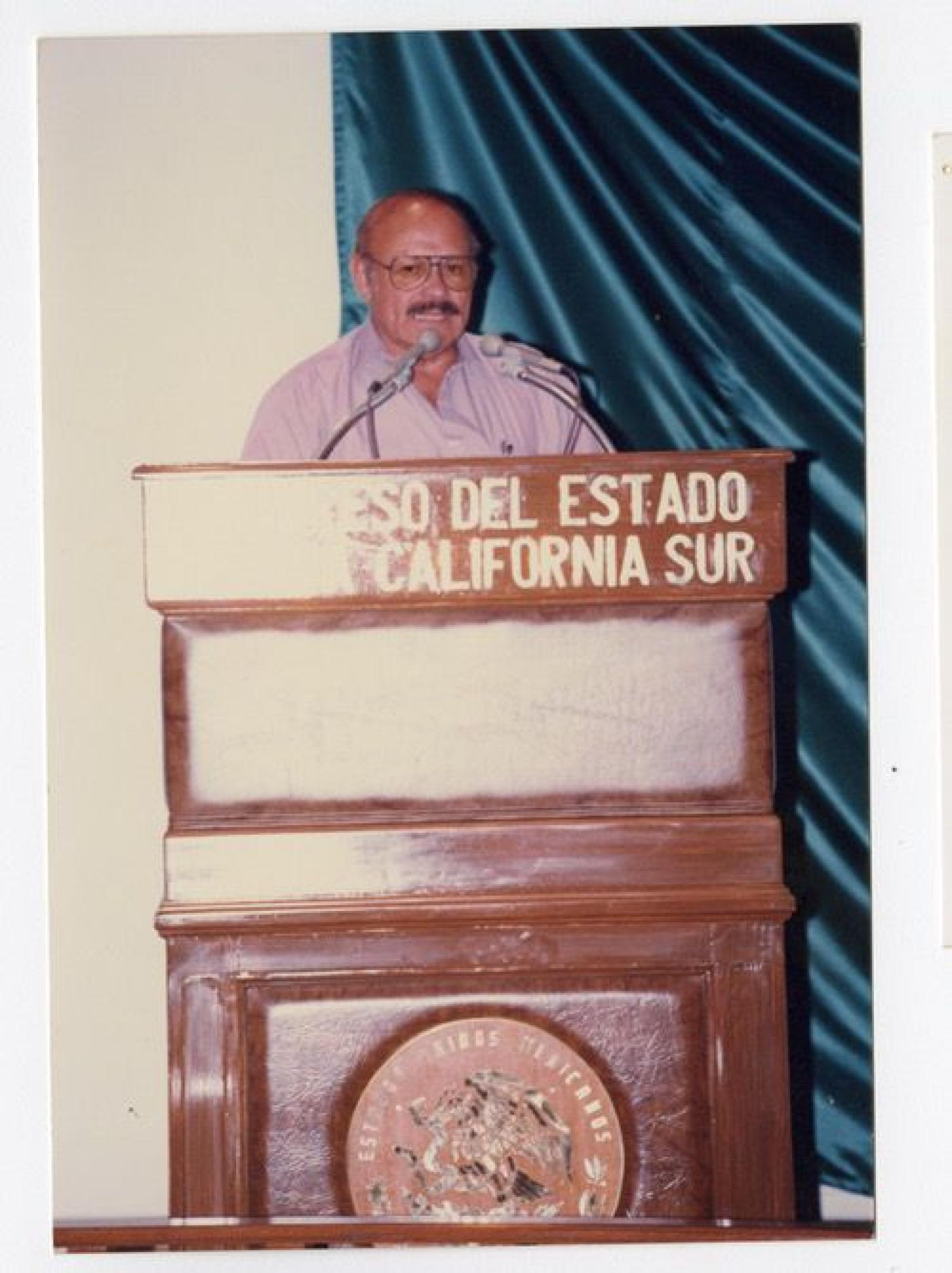 Hombre en el atril del Congreso del estado de Baja California Sur.