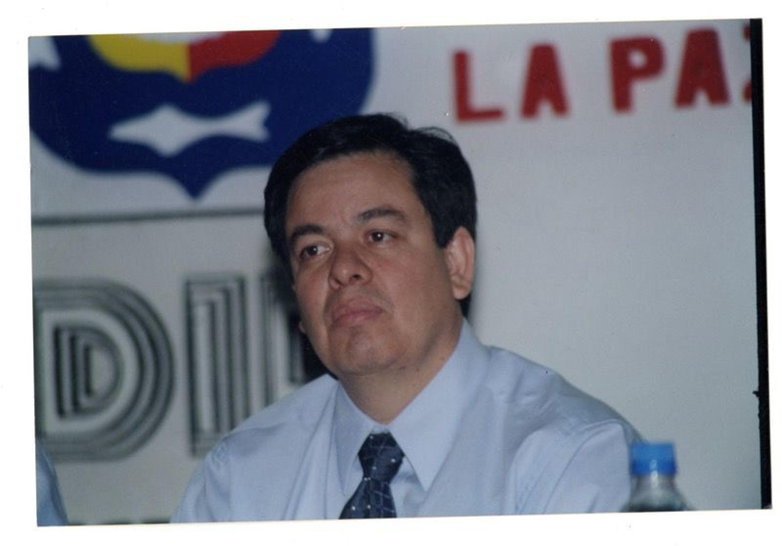 Hombre en evento oficial.