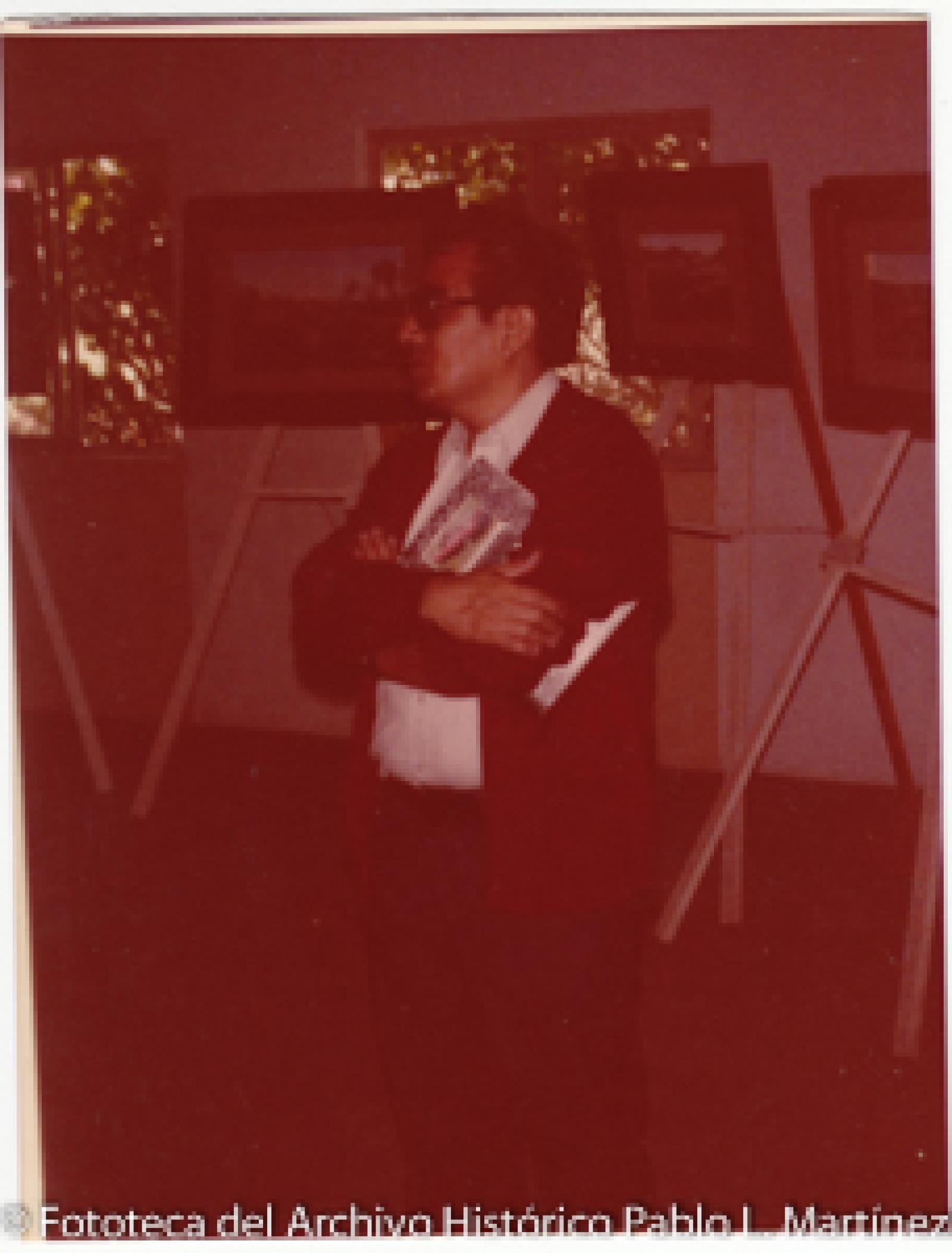 Hombre, en exposición de pinturas.