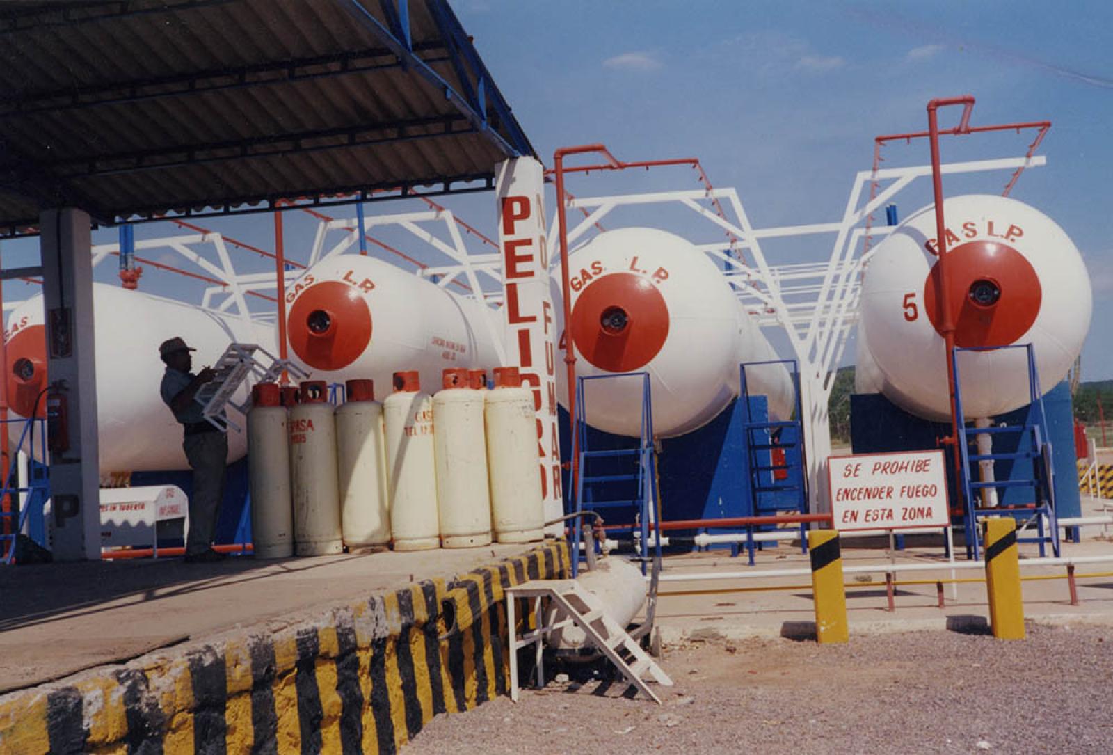 Hombre en instalaciones del Cali gas.