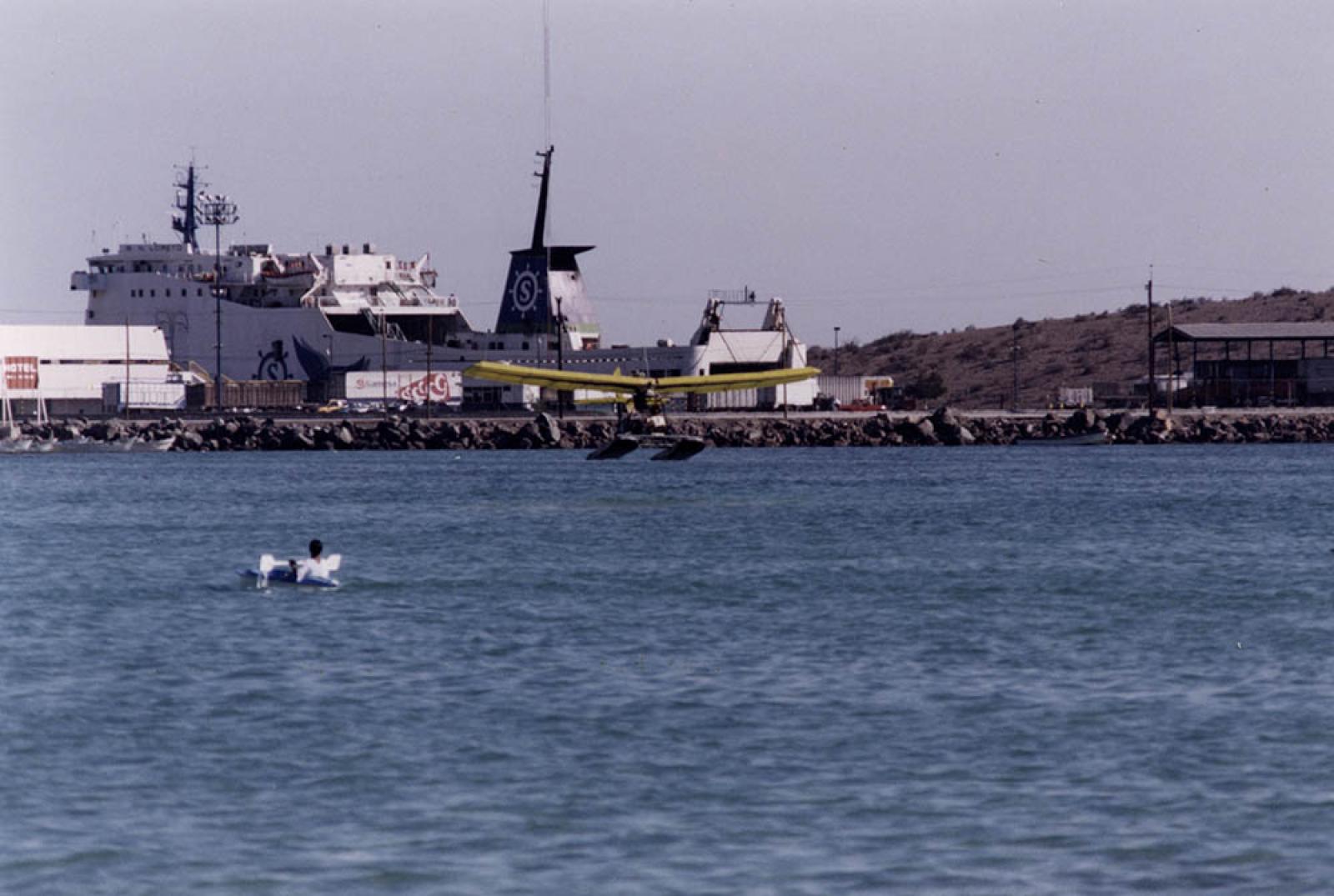Hombre en Kayak frente a muelle.