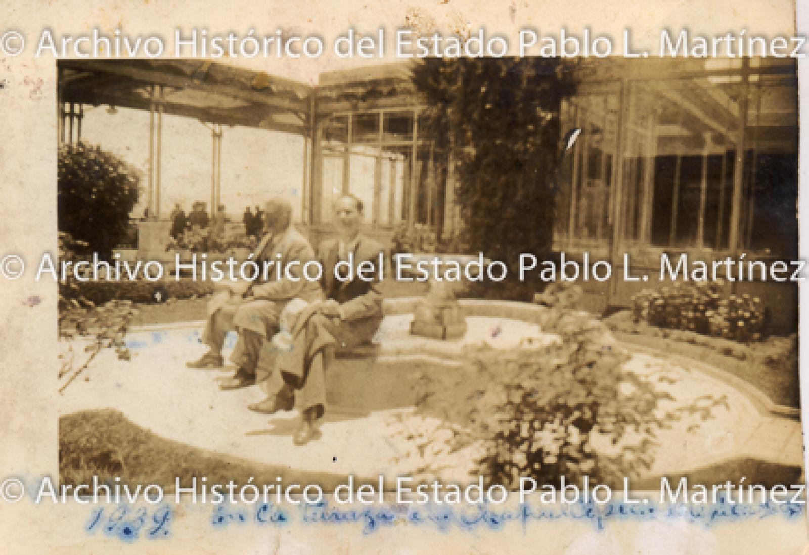 Hombre En la terraza en Chapultepec, México.