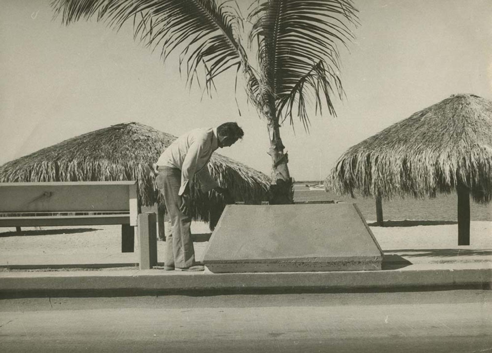 Hombre en malecón de La Paz.