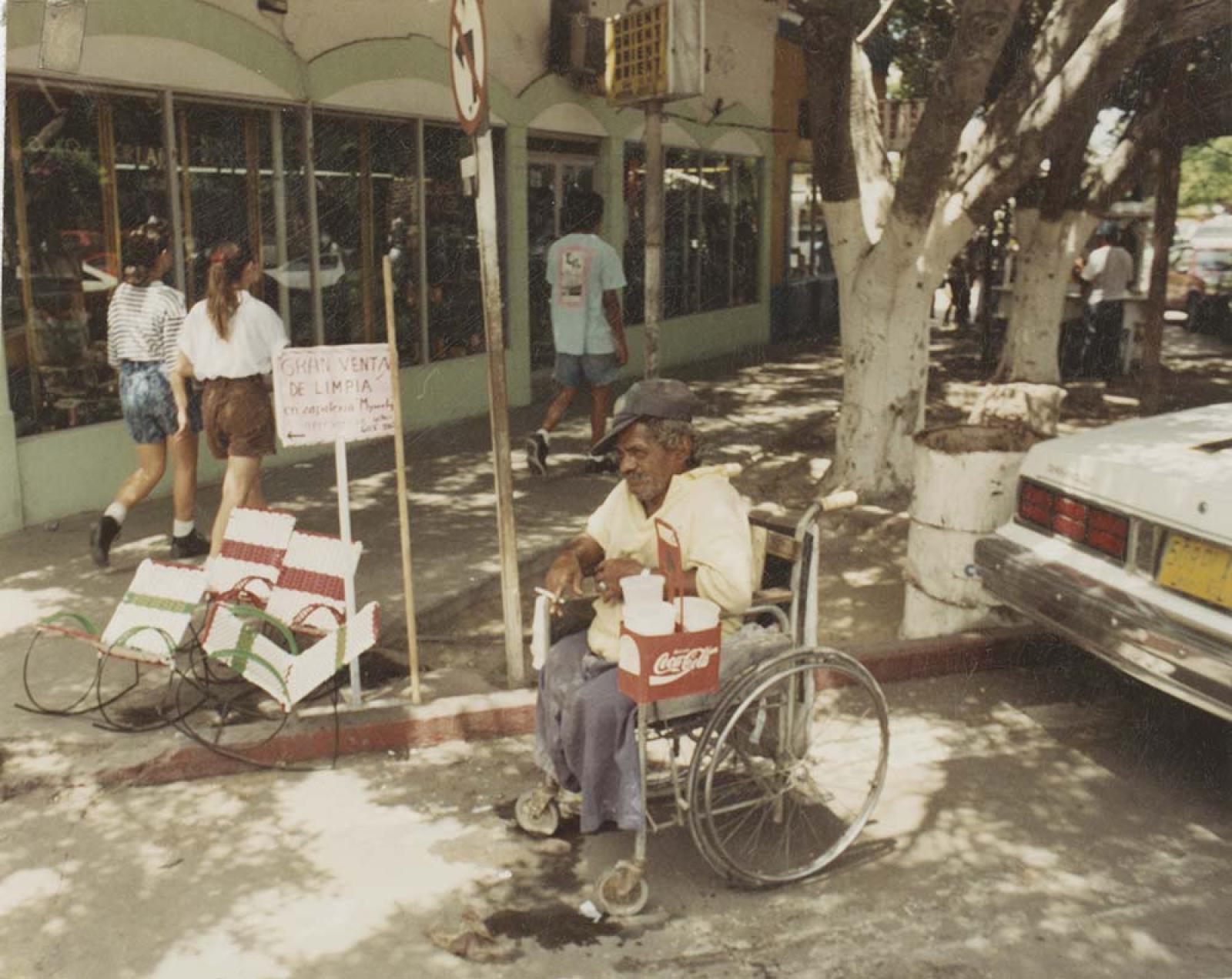 Hombre en silla de ruedas, en calle de La Paz.