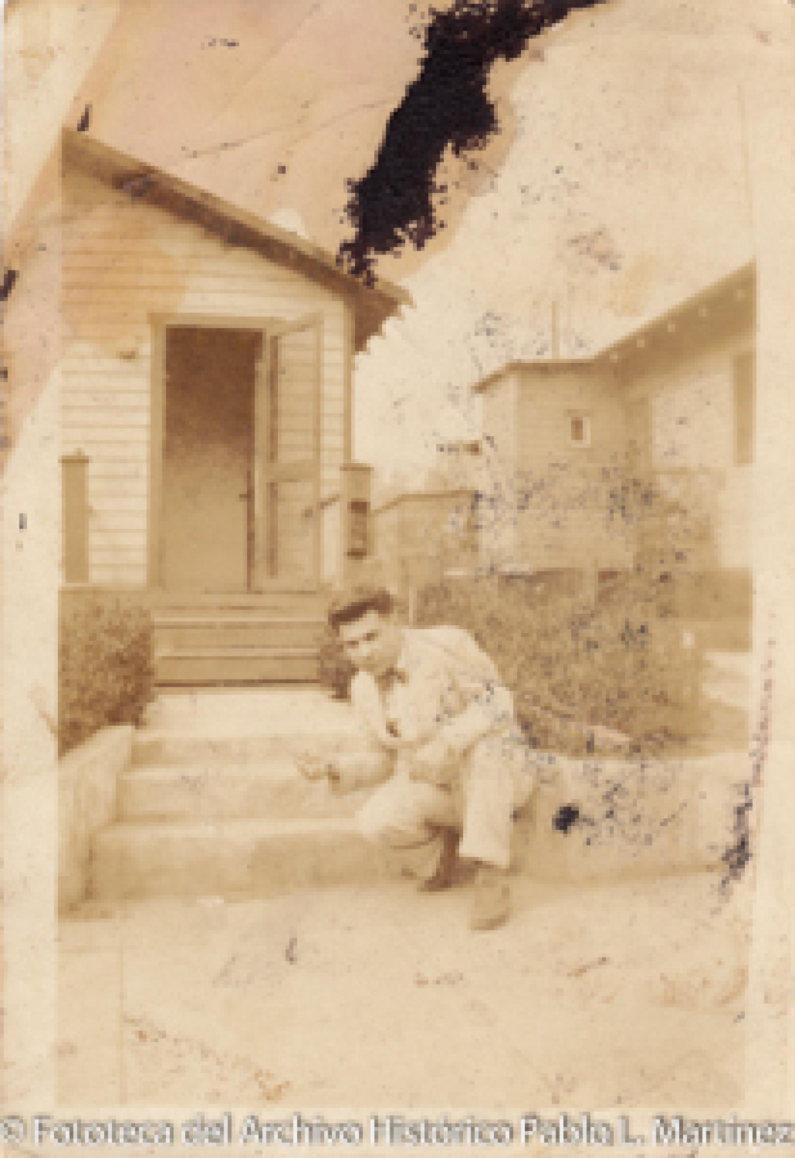 Hombre frente a casas de madera