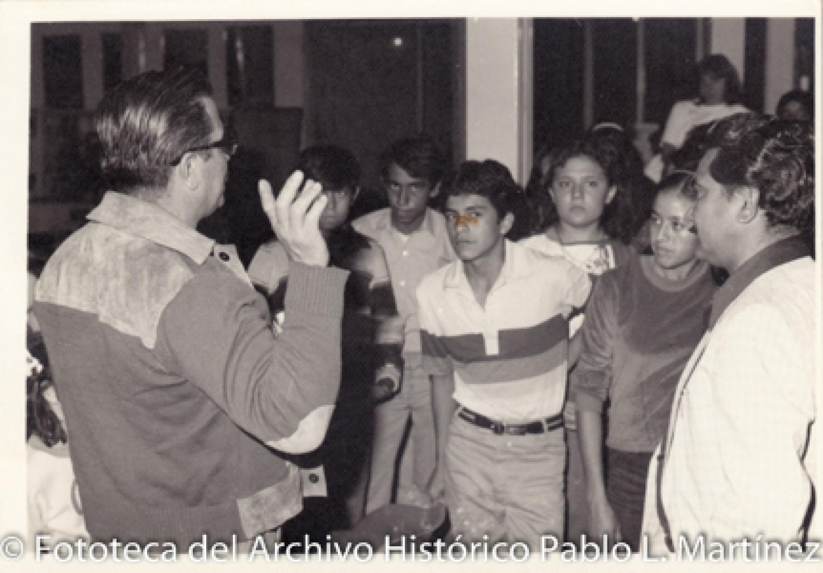 Hombre frente a jóvenes