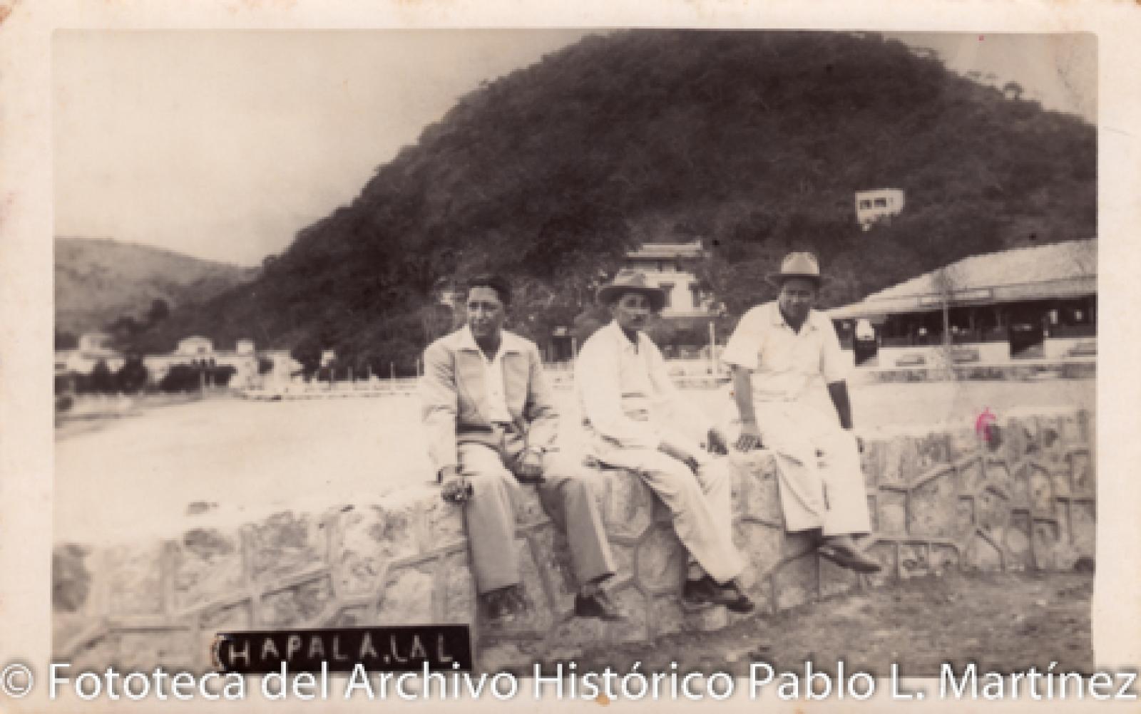 Hombre frente a lago de “Chapala”