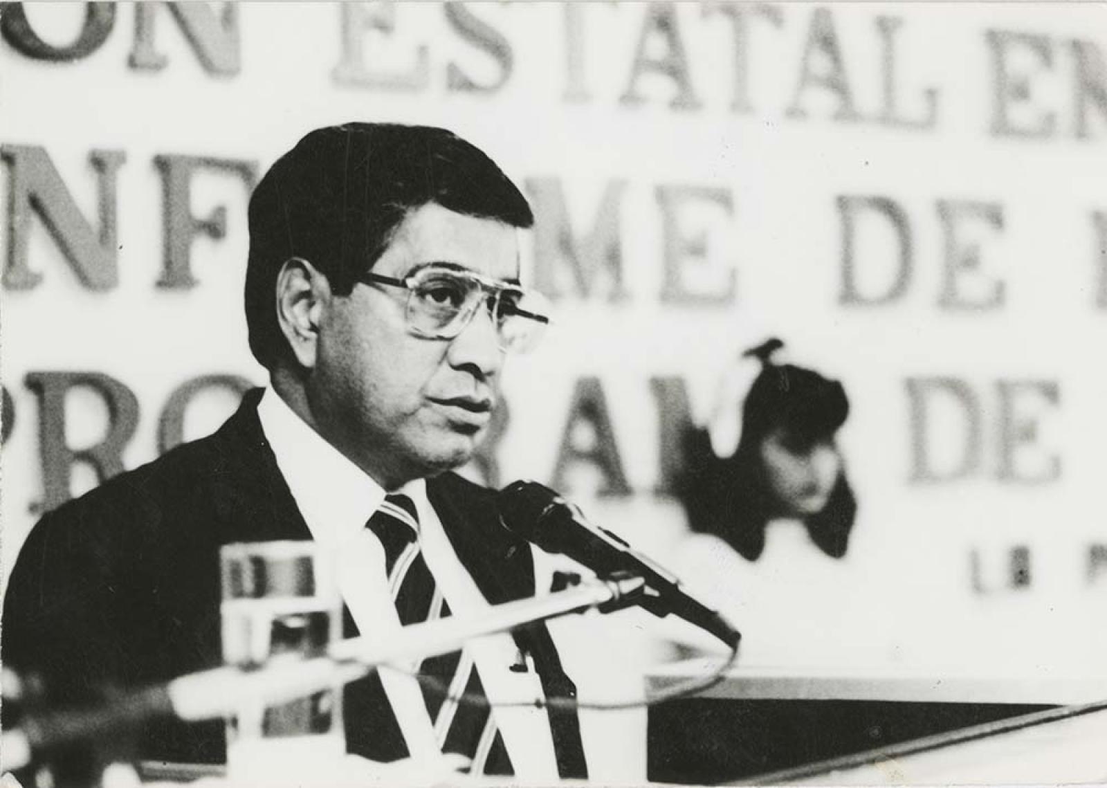 Hombre frente a micrófono.
