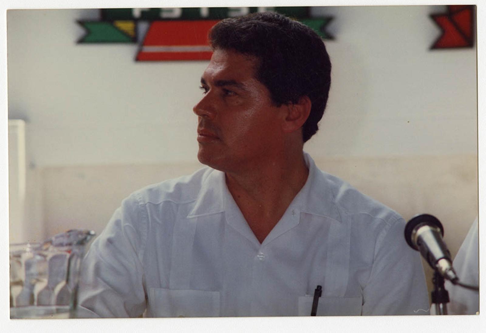 Hombre frente a micrófono, retrato.