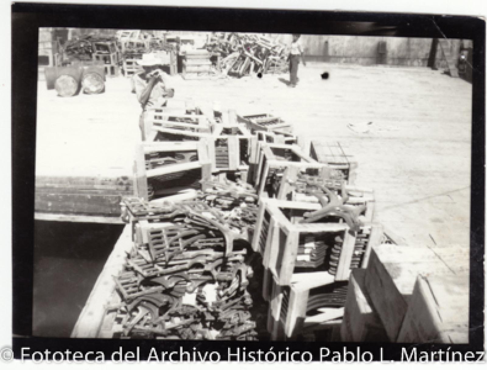 Hombre frente a tablas.
