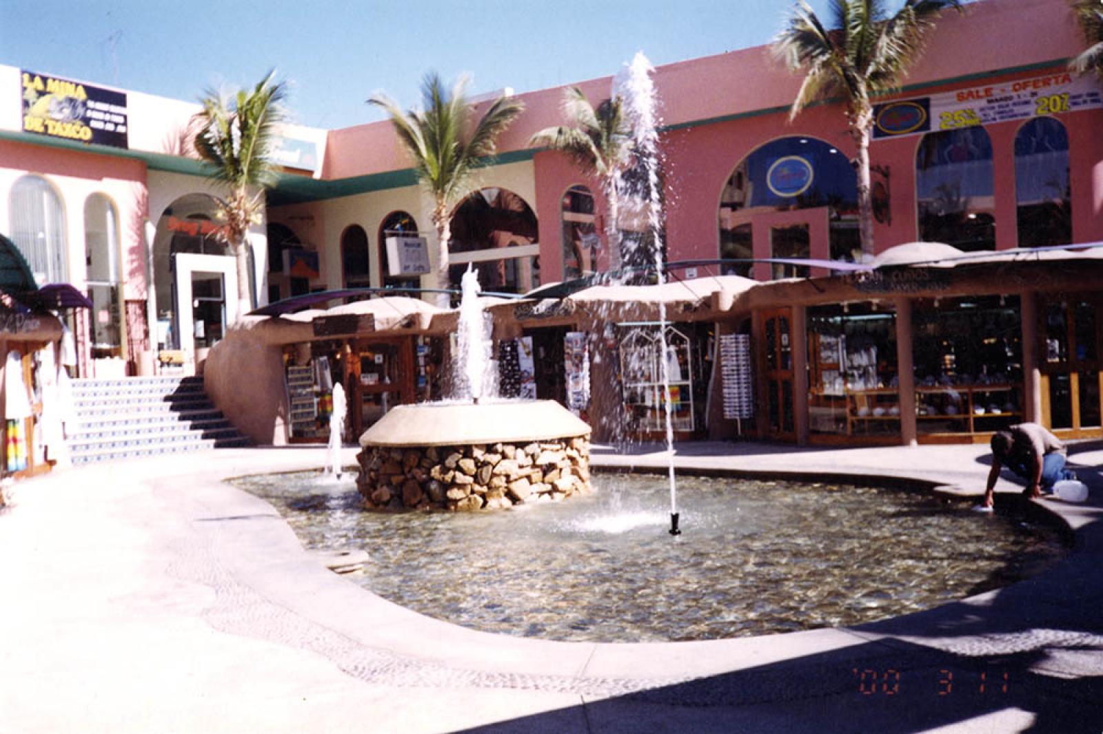 Hombre mete la mano a fuente en la plaza comercial.