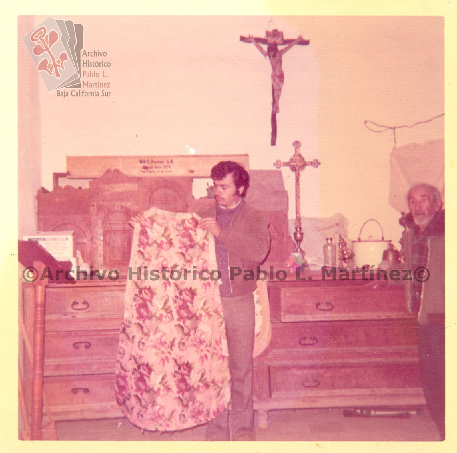 Hombre muestra casulla en el la templo de la Misión de San Francisco Javier, Loreto, Baja California Sur.