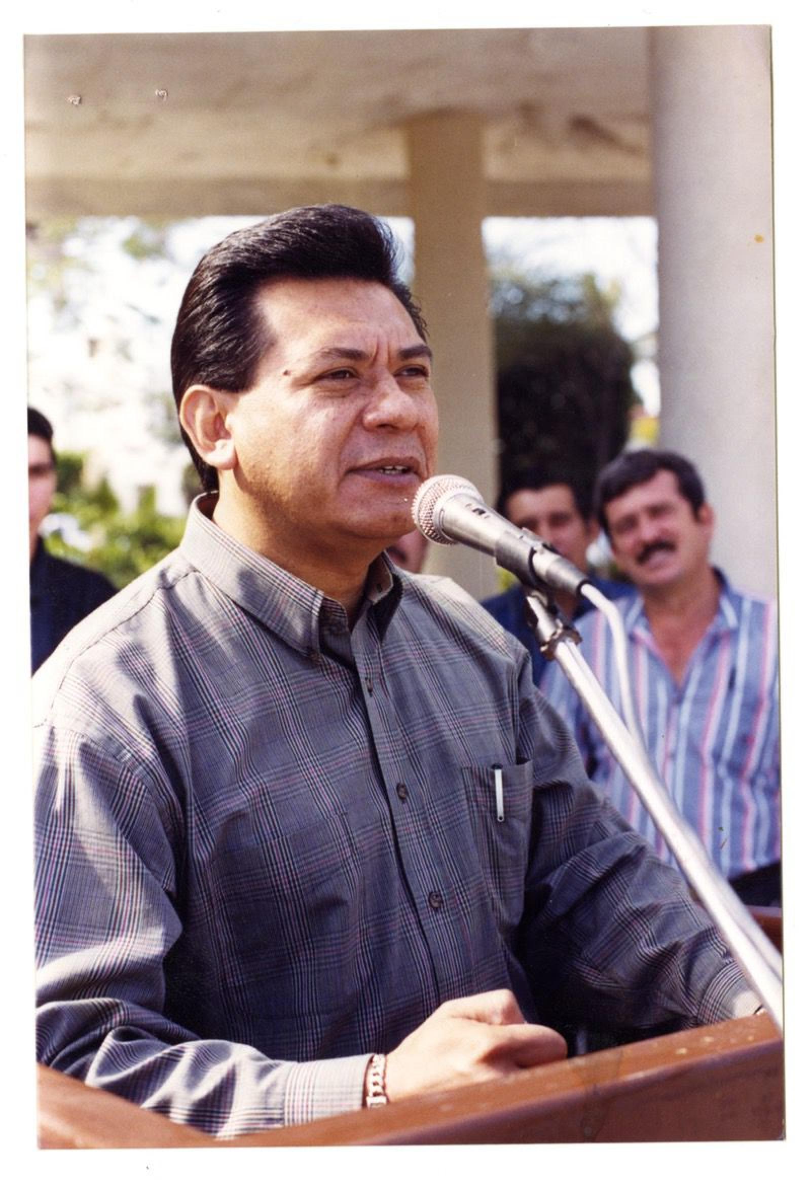 Hombre ofrece discurso.