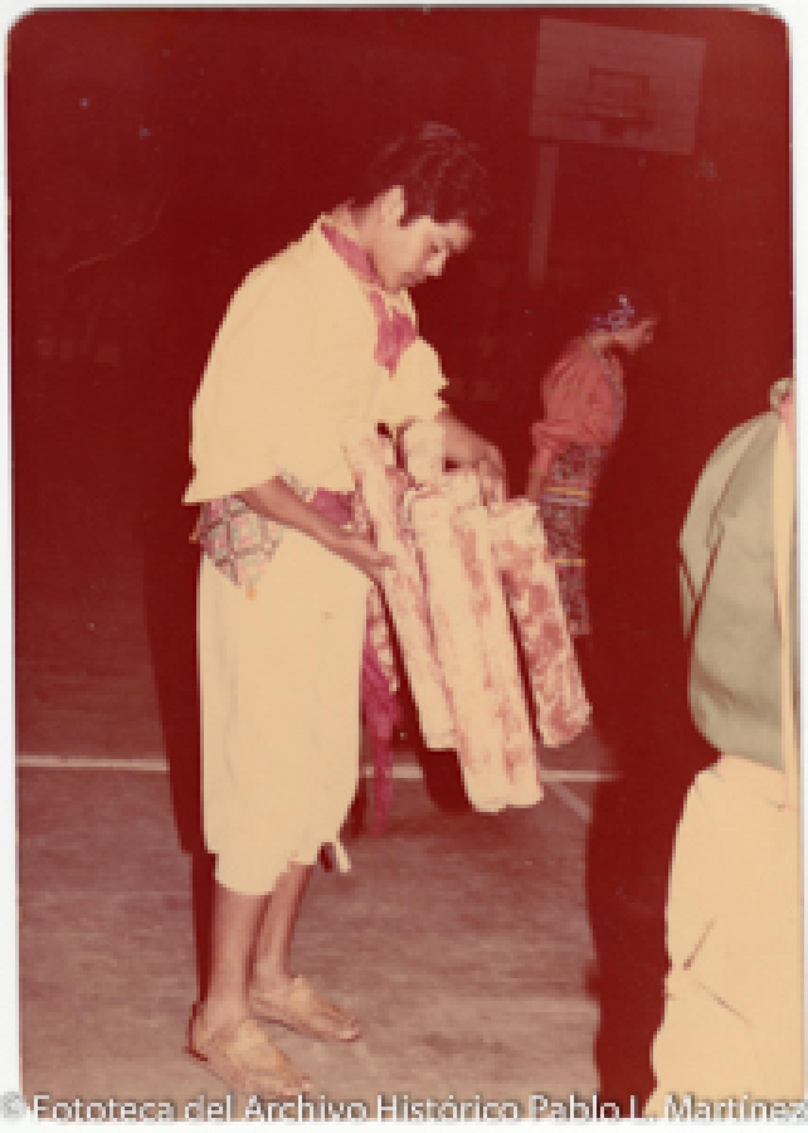 Hombre porta traje típico mexicano.