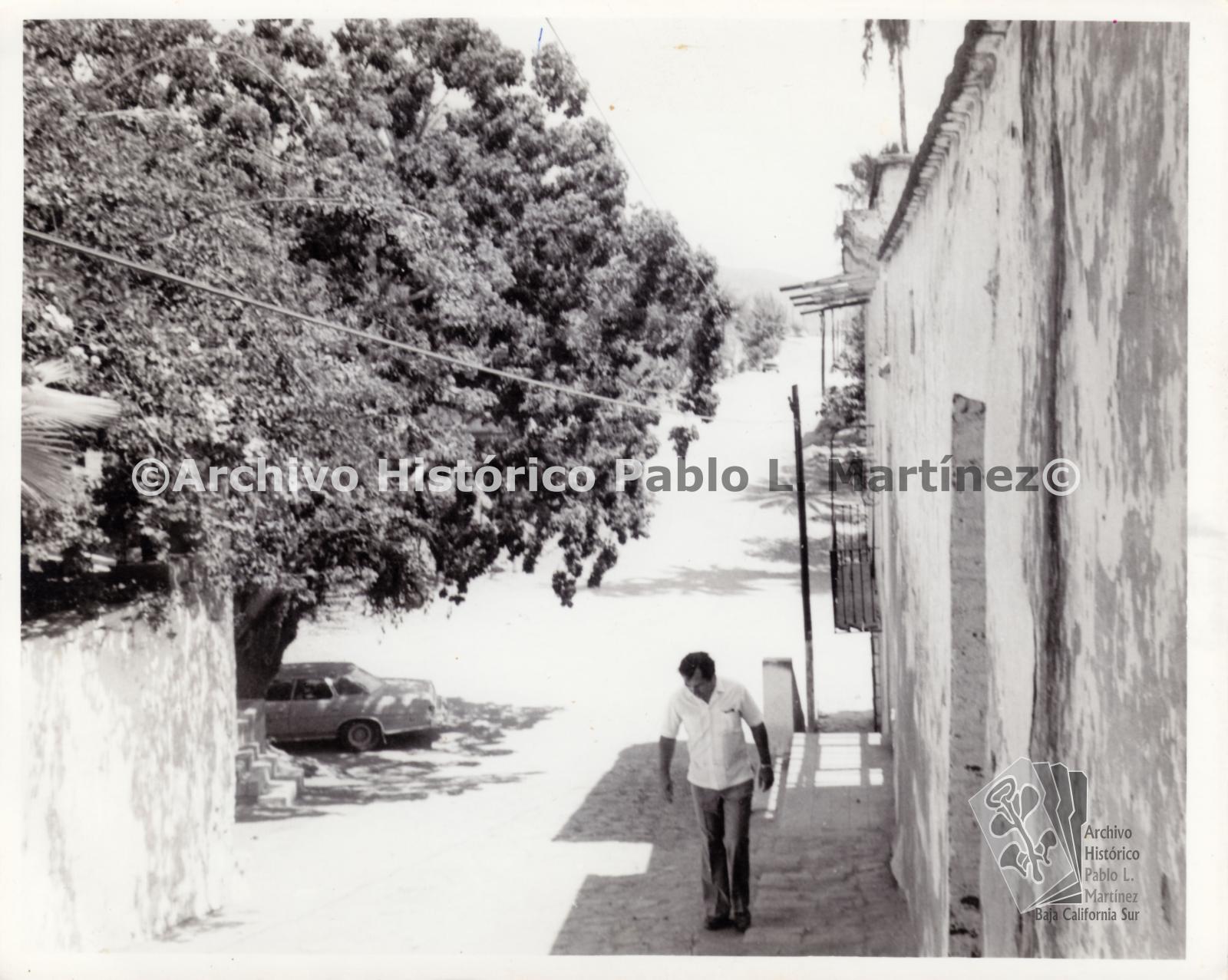 Hombre que camina por el callejón Zaragoza, en San Antonio, Baja California Sur.