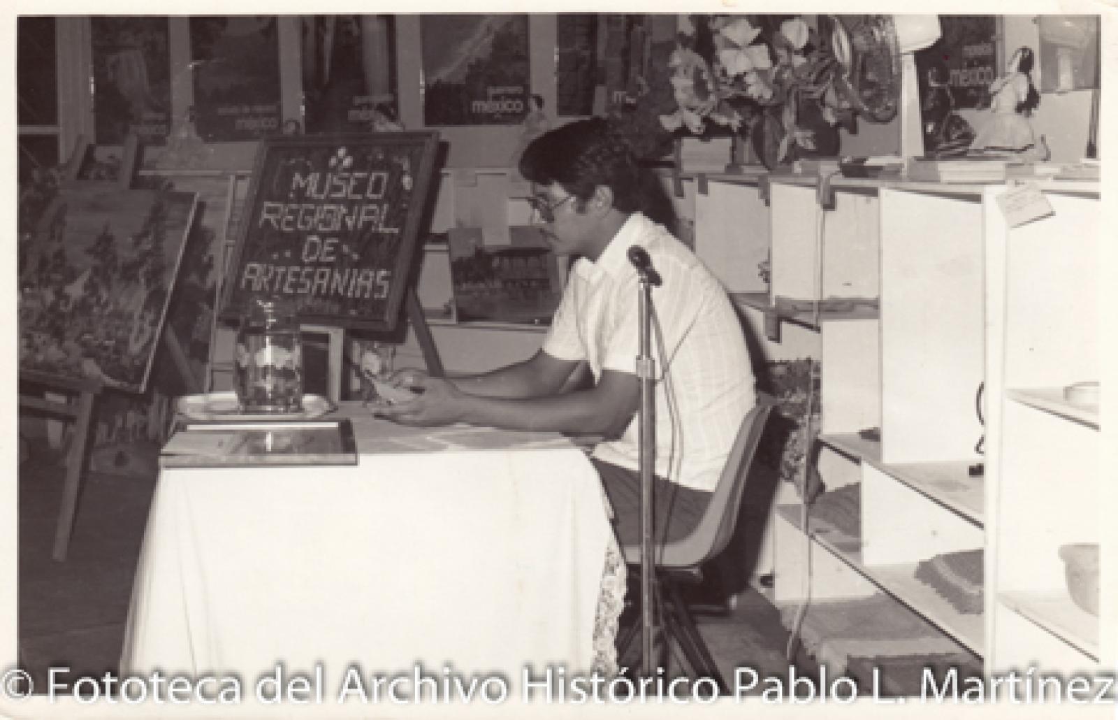 Hombre que da ponencia en el museo regional de artesanías