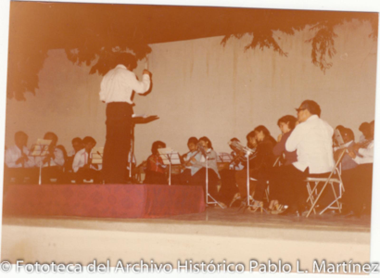 Hombre que dirige orquesta musical