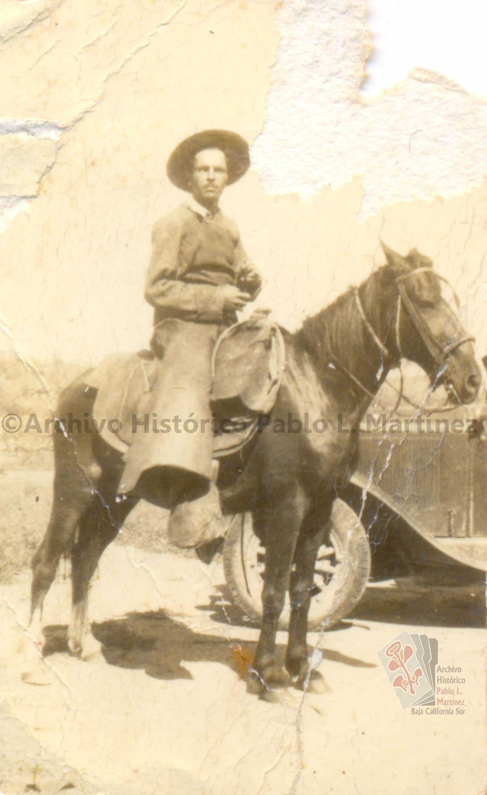 Hombre que monta a caballo y porta el traje típico del ranchero sudcaliforniano.