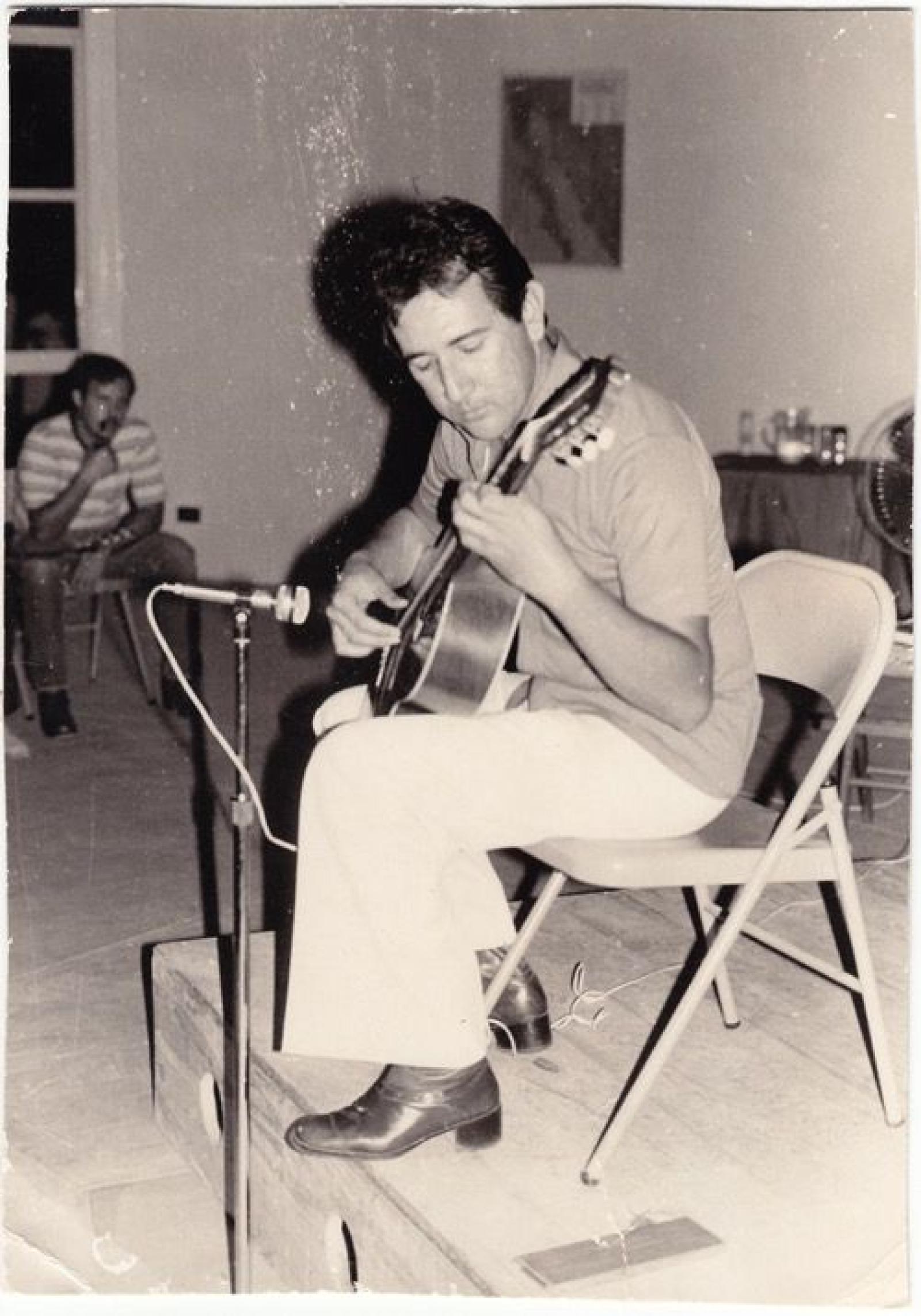 Hombre que toca guitarra.