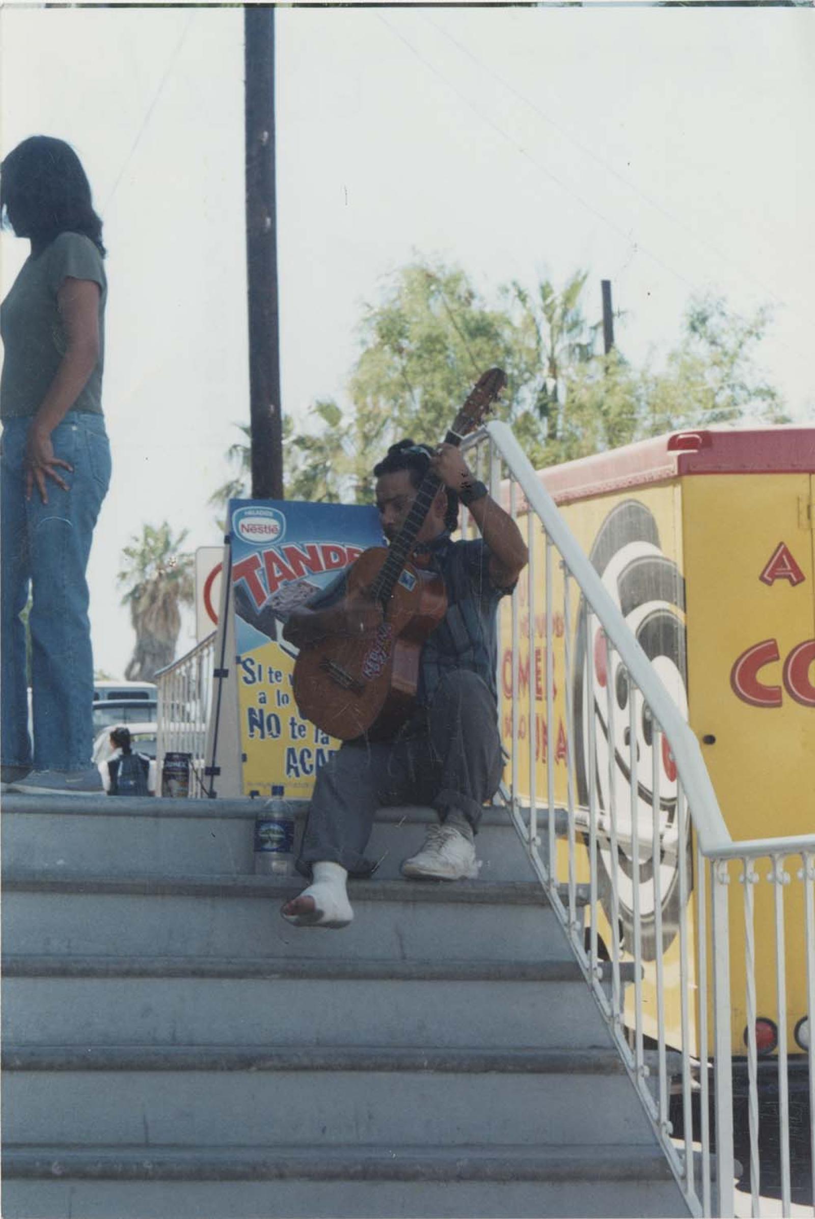 Hombre que toca la guitarra.