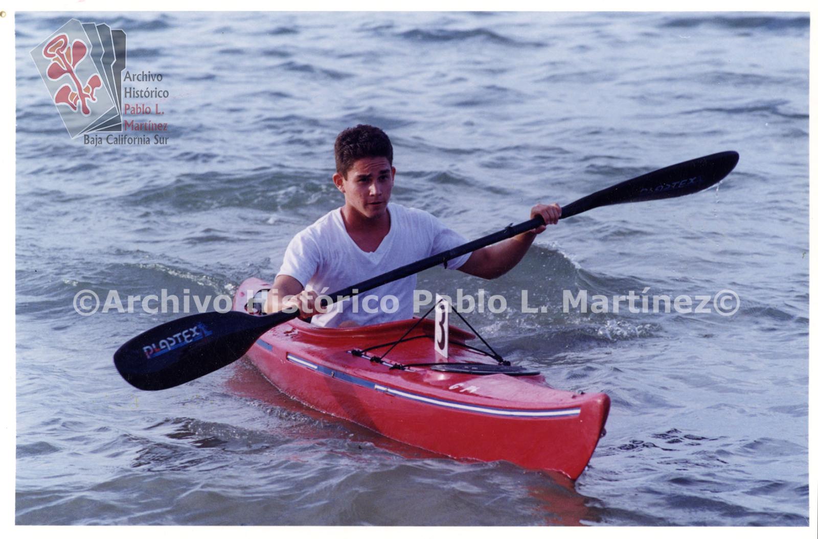 Hombre rema kayak.