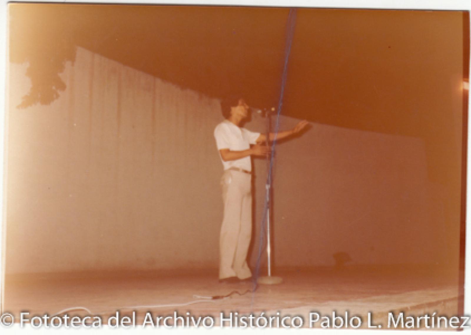 Hombre sobre escenario