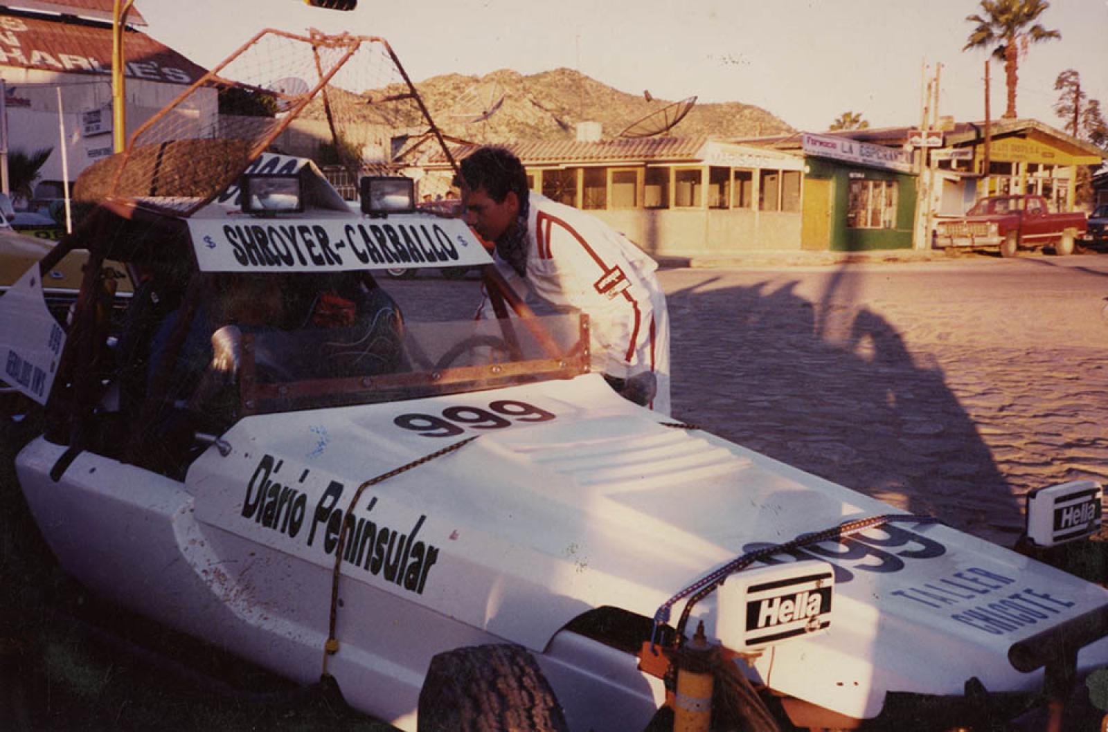 Hombre y auto de carreras.