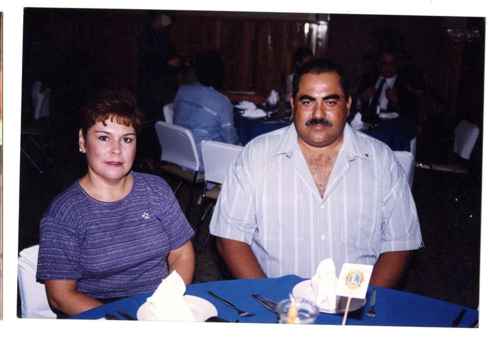 Hombre y mejer en evento social.