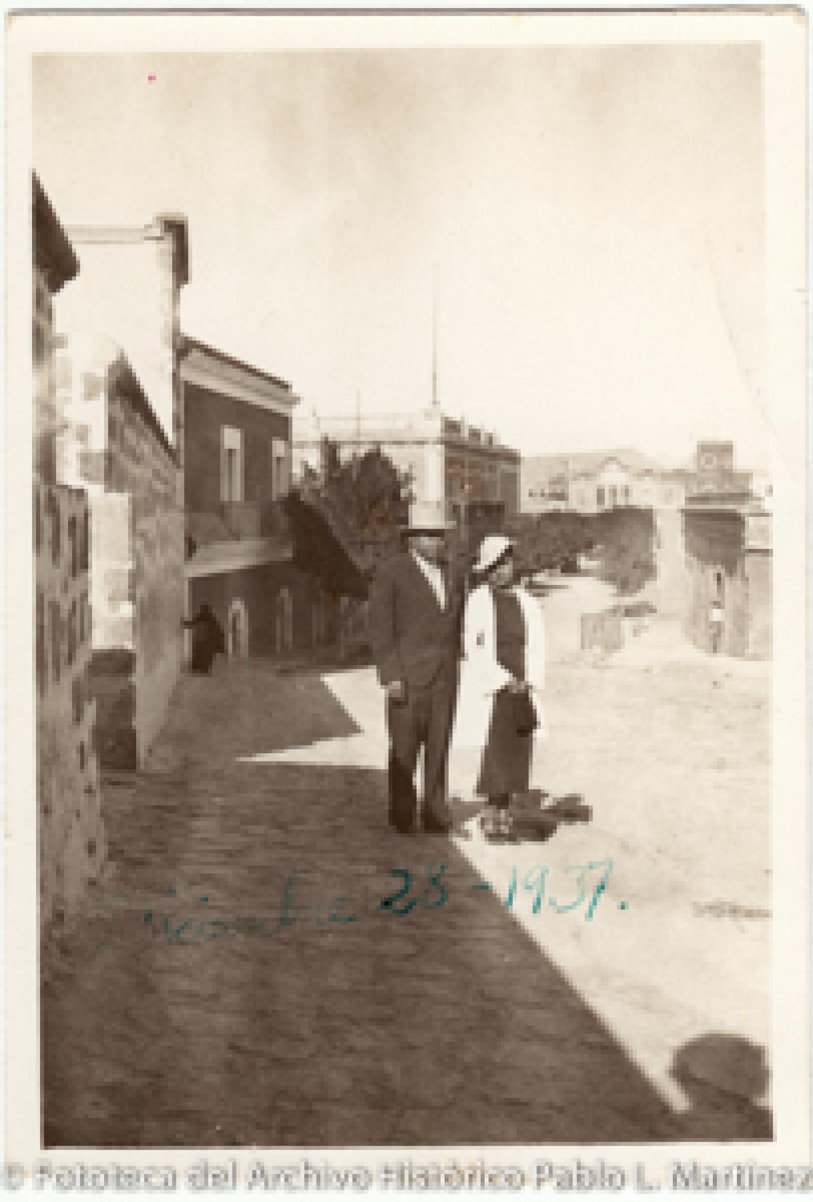 Hombre y mujer en calle Obispado.
