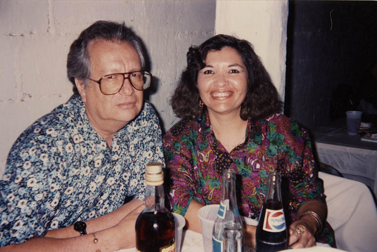Hombre y mujer en evento, retrato.