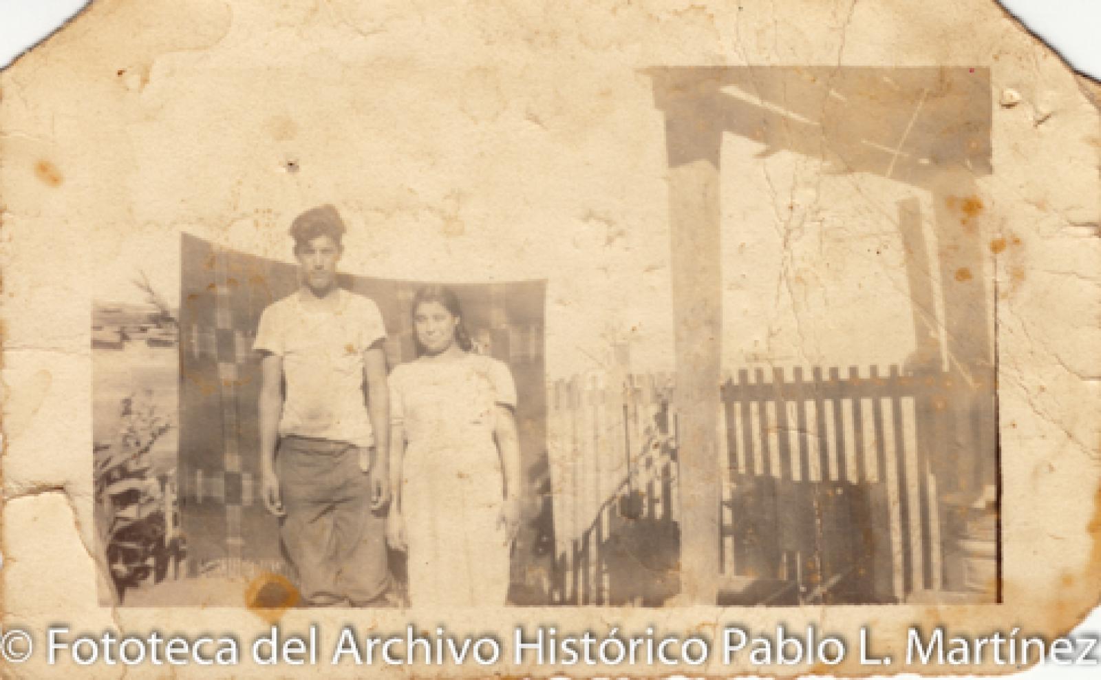 Hombre y mujer en patio de casa.