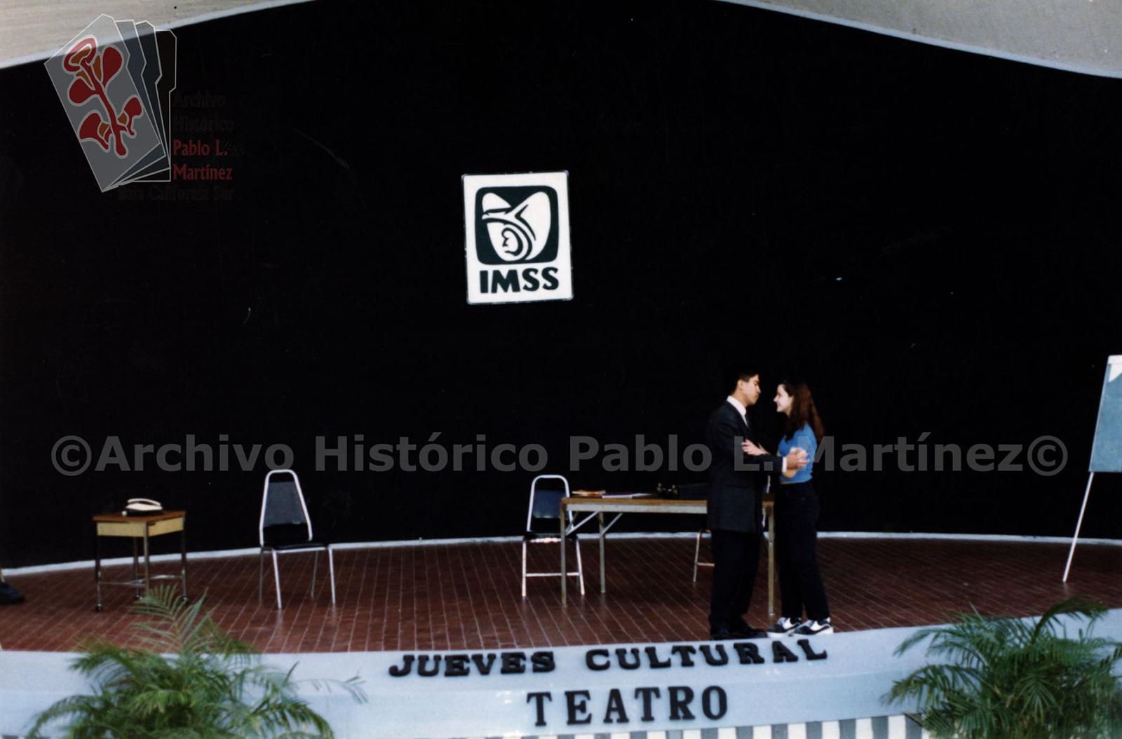 Hombre y mujer en representación de obra teatral en  jueves de cultura. Levado a cabo en el teatro al aire libre del IMSS