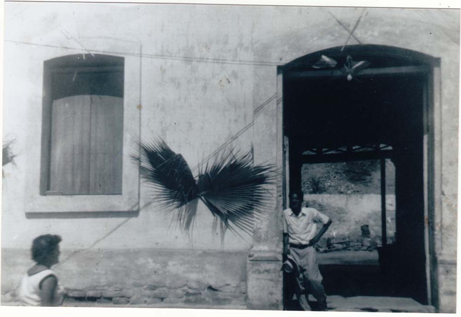 Hombre y mujer frente a un portal.