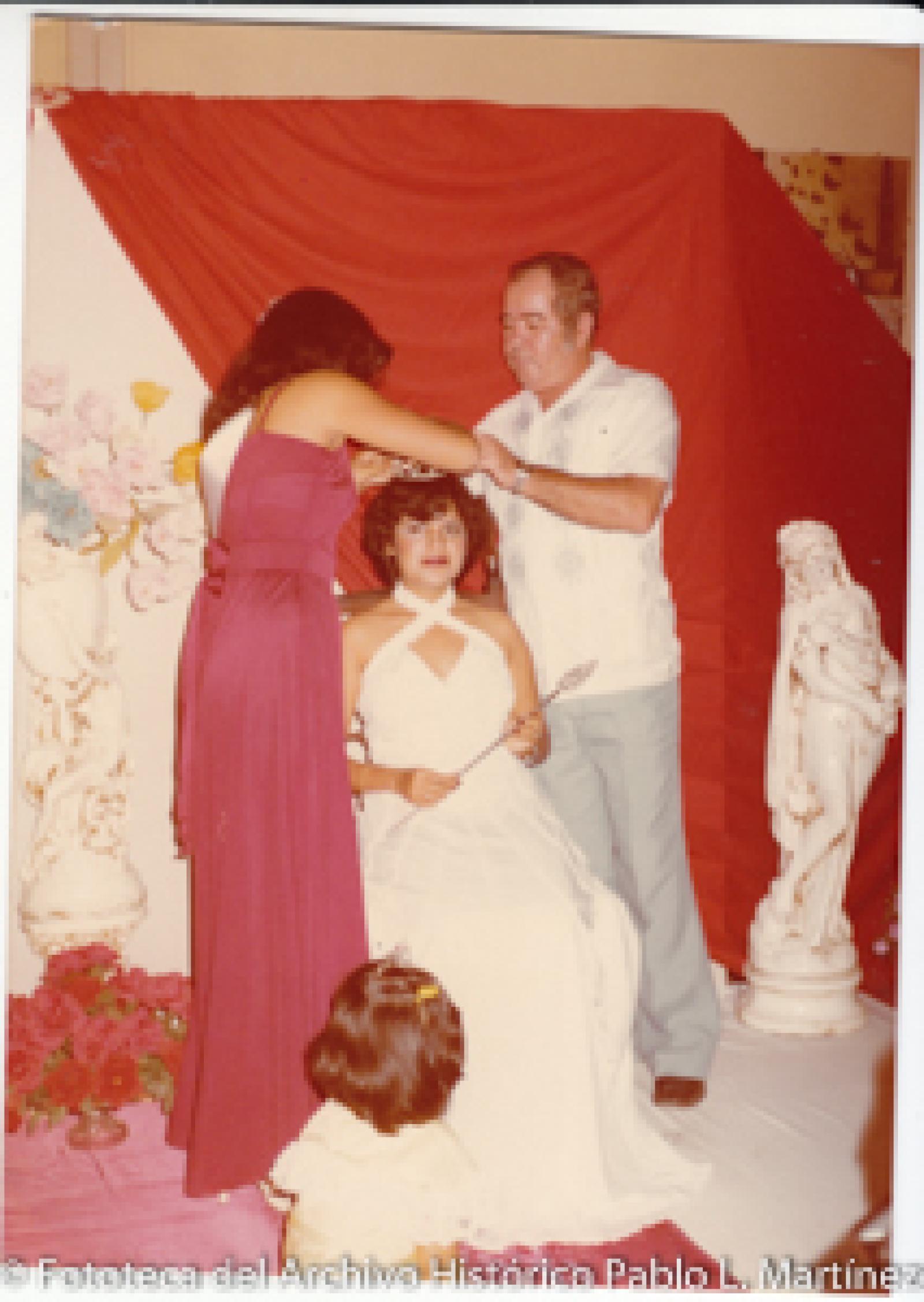 Hombre y mujer que coronan a reina de belleza.