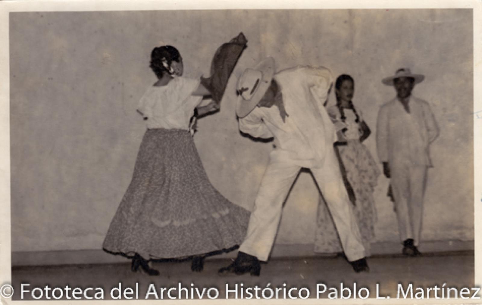 Hombre y mujer que interpretan danza artística mexicana.