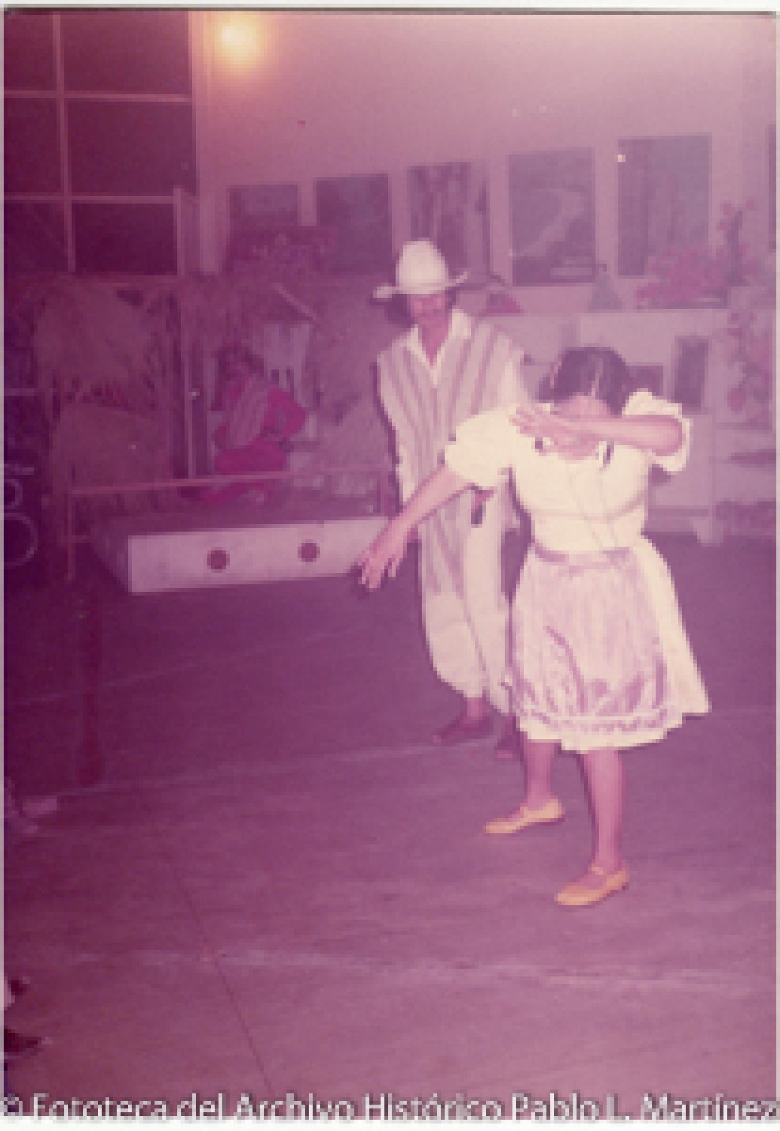 Hombre y mujer que interpretan obra de teatro.