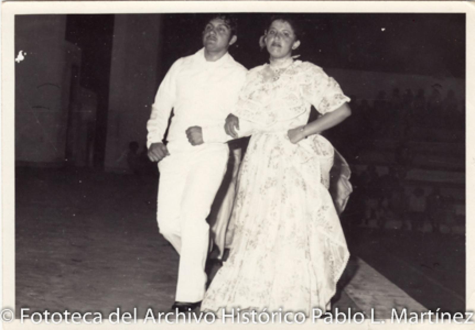 Hombre y mujer que visten traje típico mexicano.