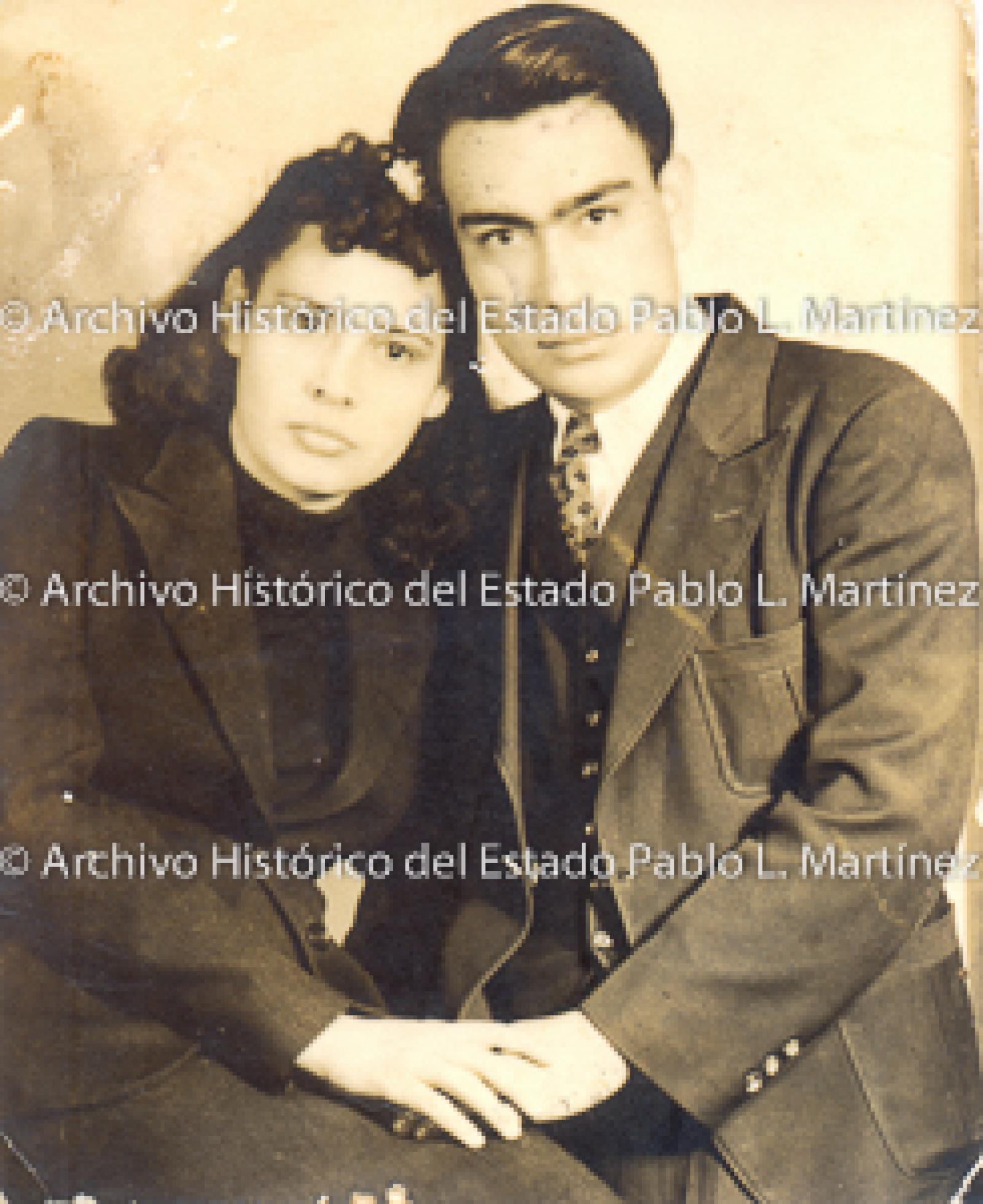 Hombre y mujer se toman de la mano.