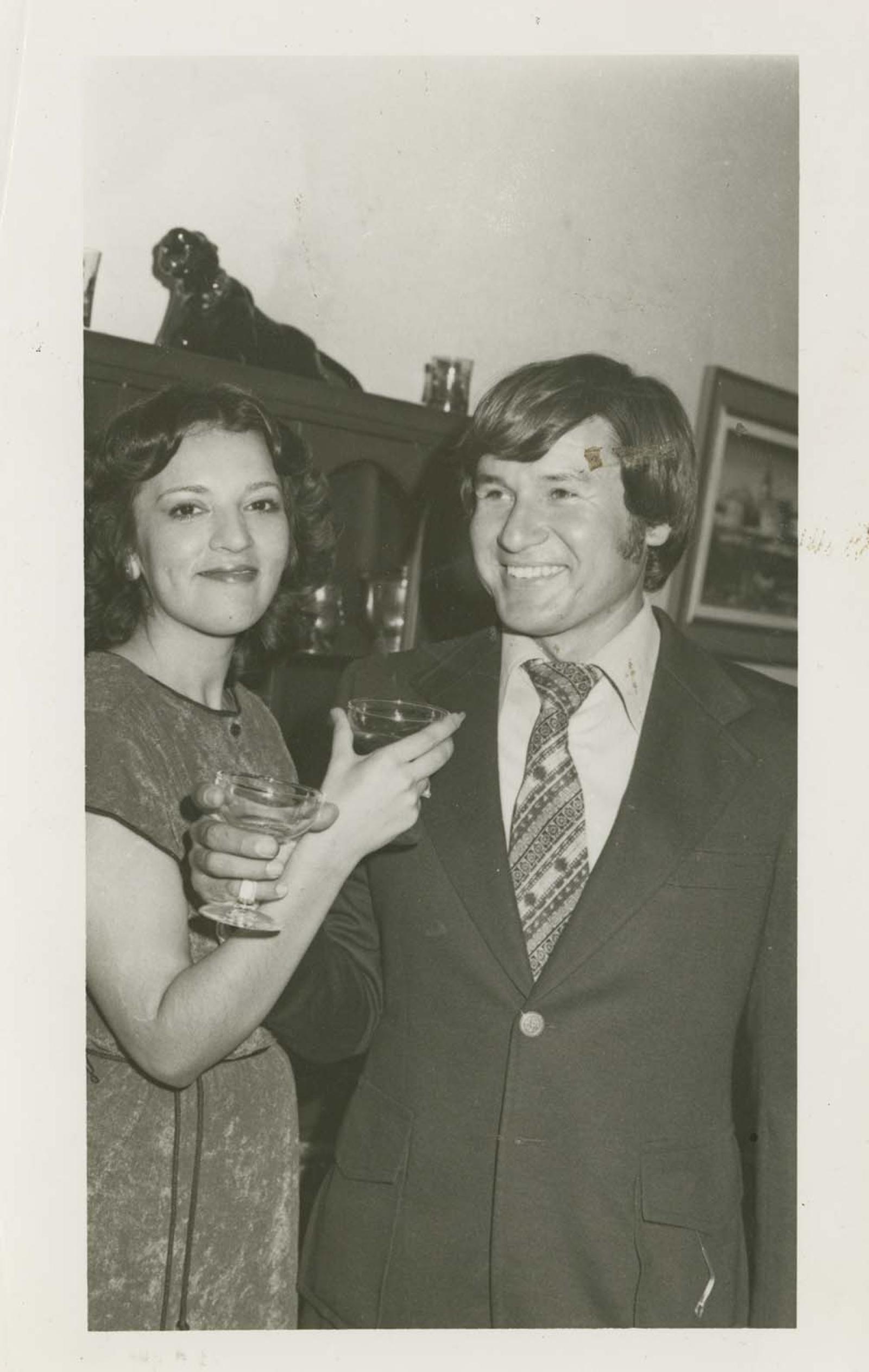 Hombre y mujer toman brindis.